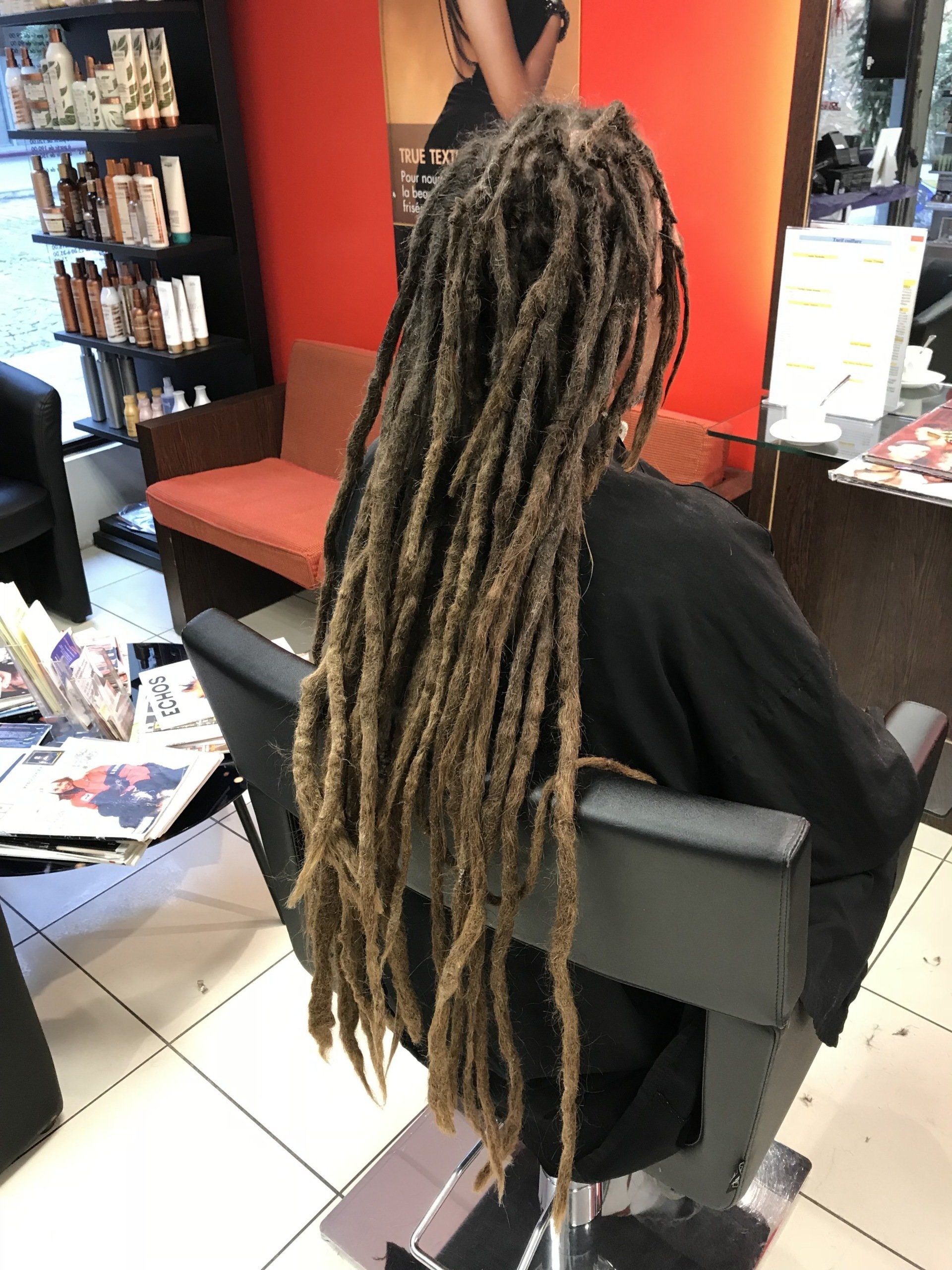Un entretien de dreadlocks sur cheveux longs