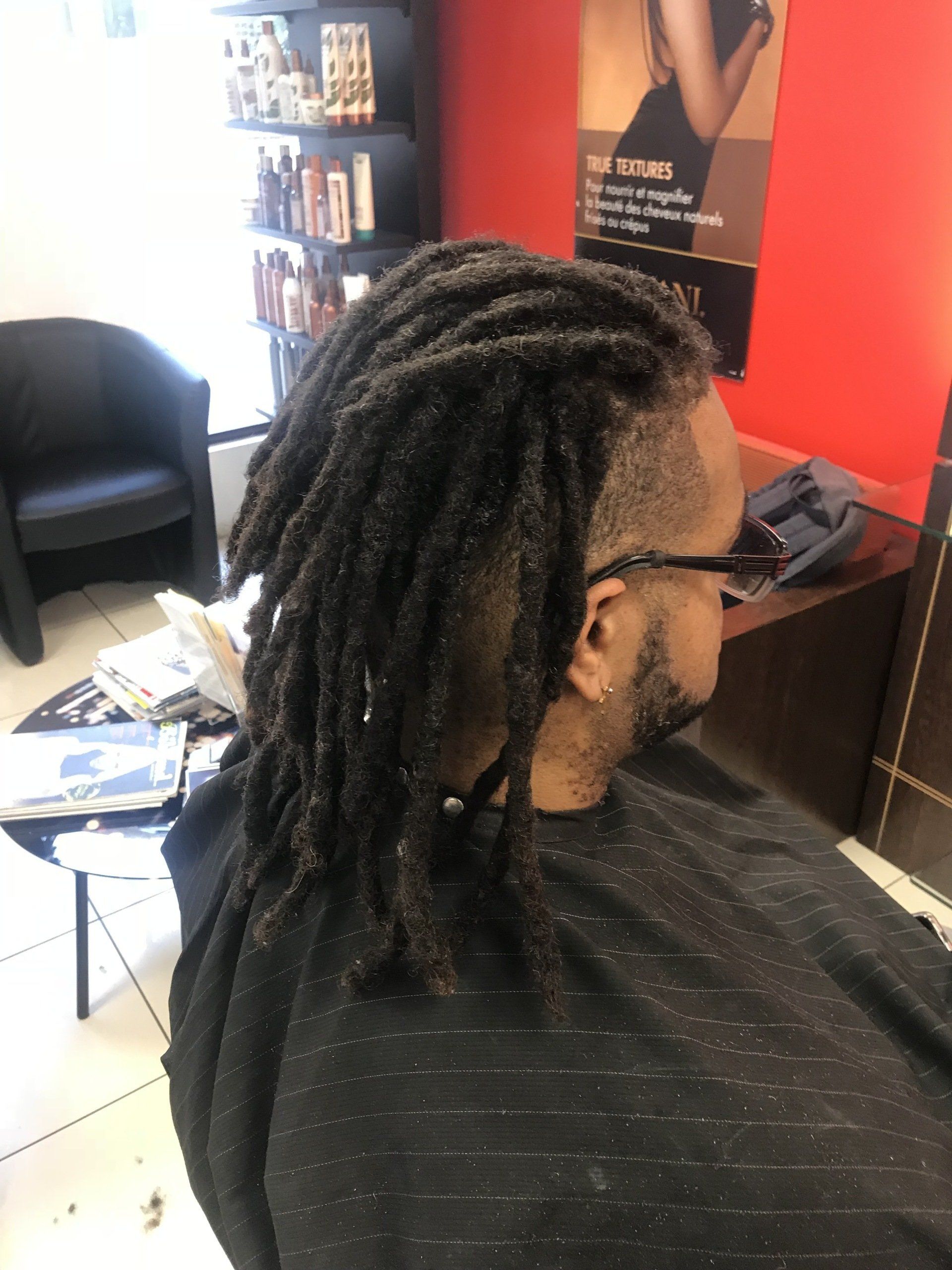 Un homme avec des dreadlocks