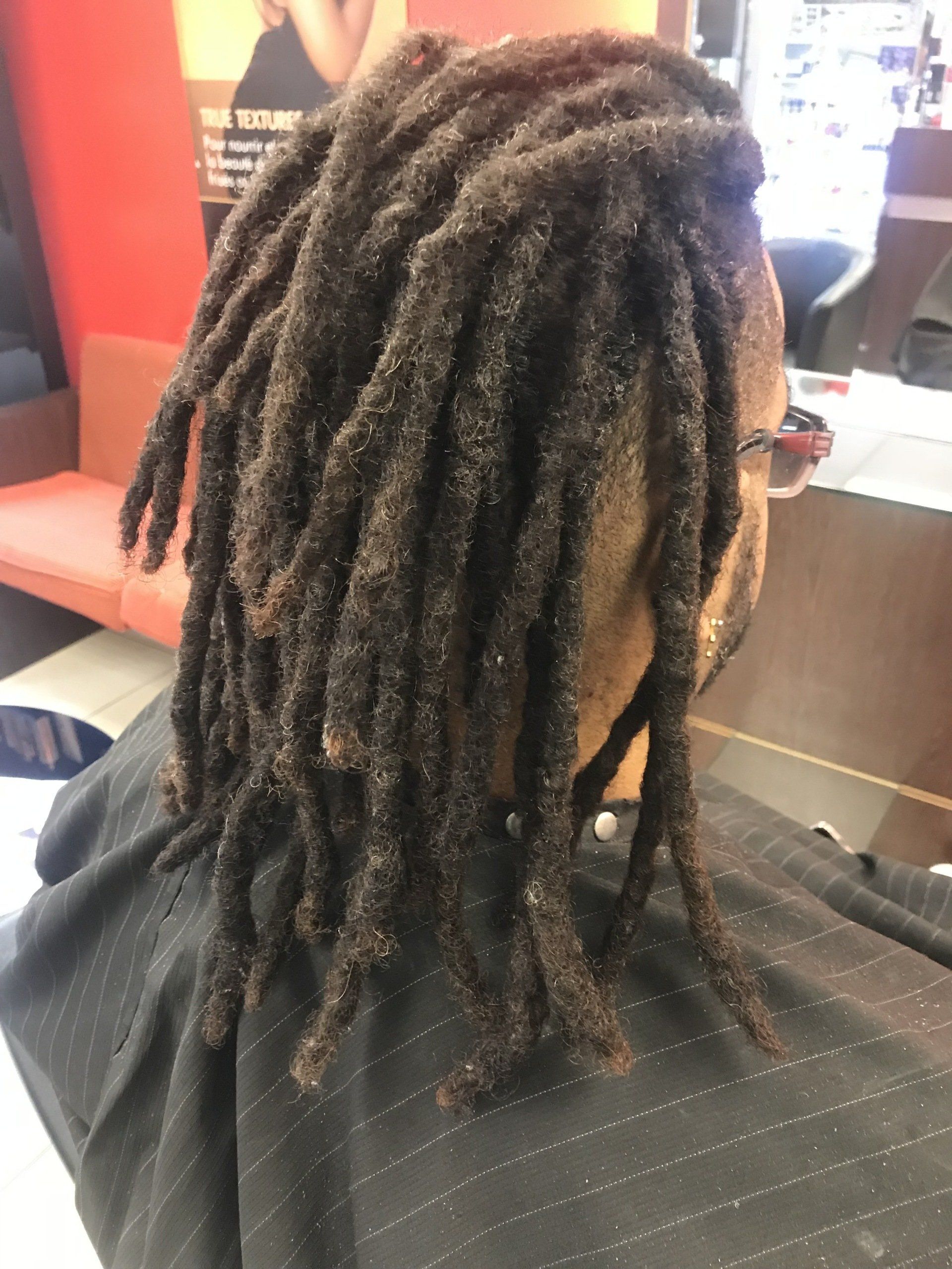 Un homme à lunettes avec des dreadlocks