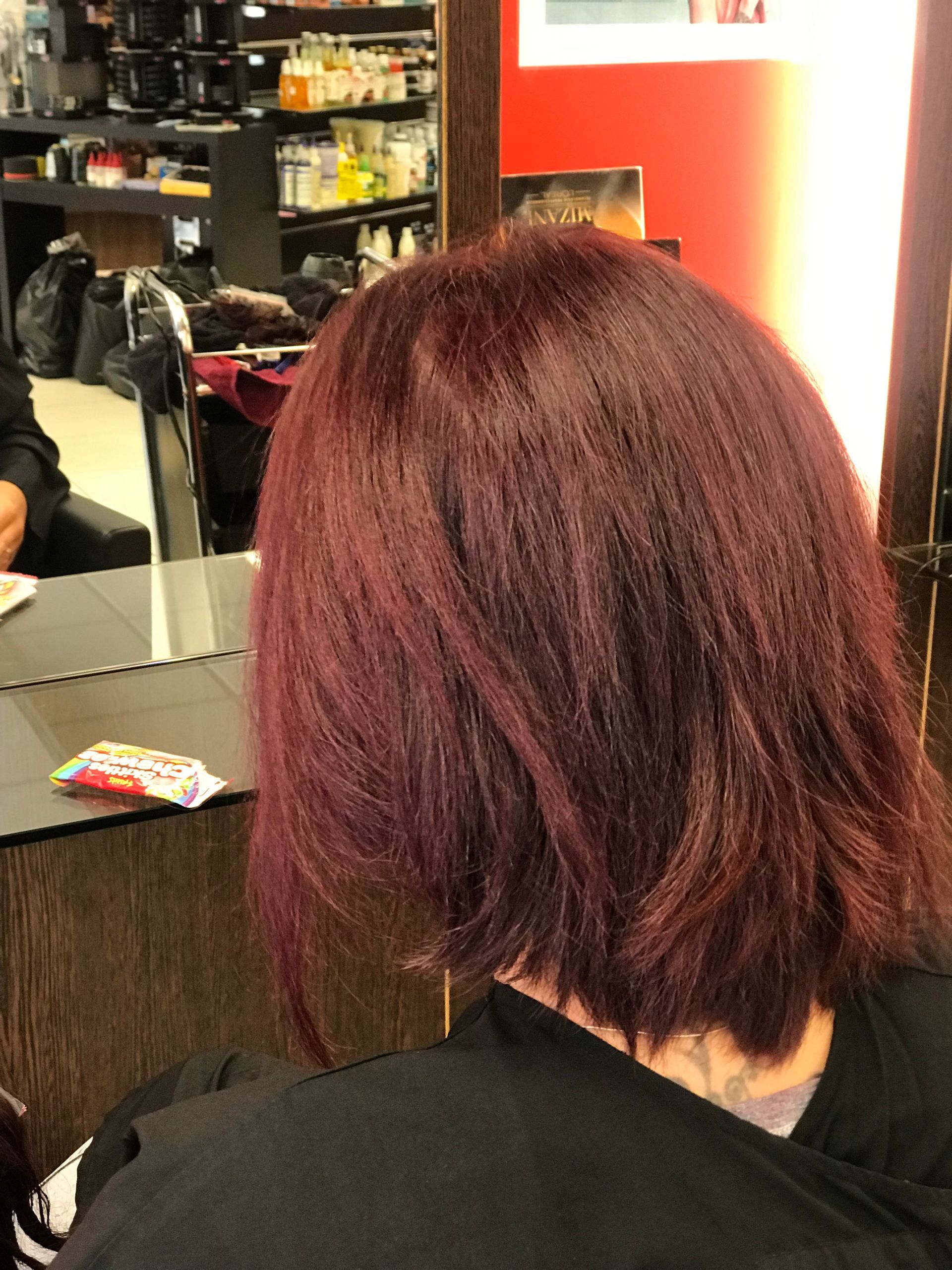 Des cheveux rouges avant la pose d'extensions