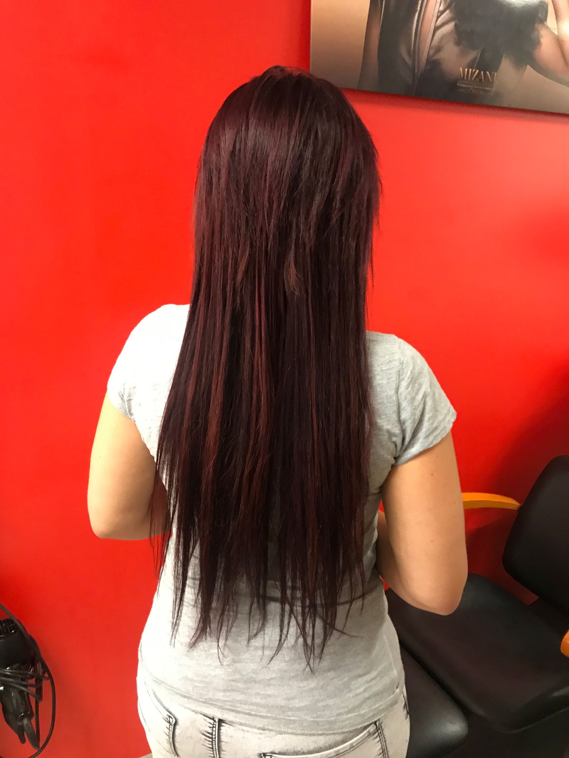 Des cheveux rouges après la pose d'extensions