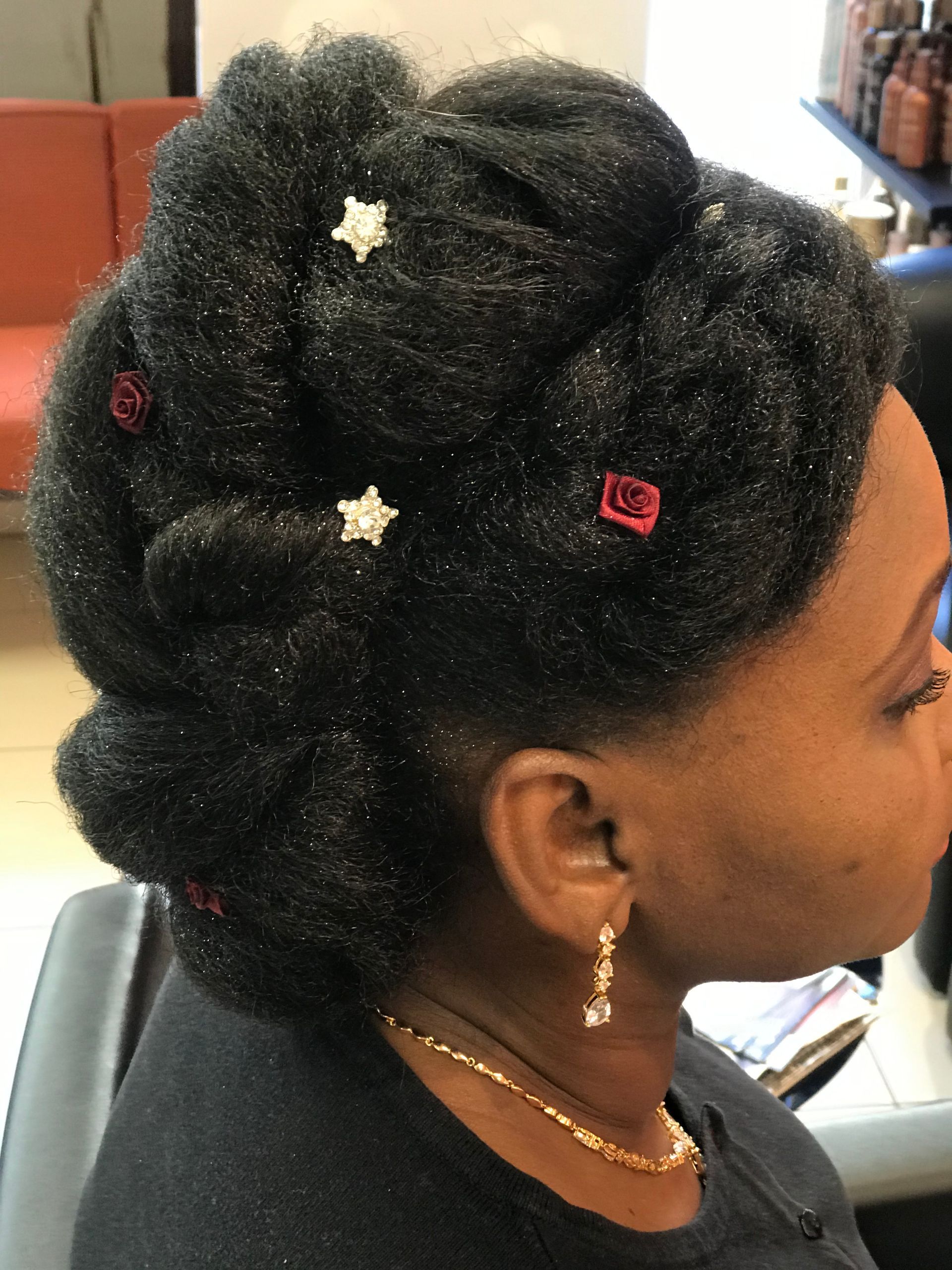 Une coiffure de mariée avec des cheveux paillettés