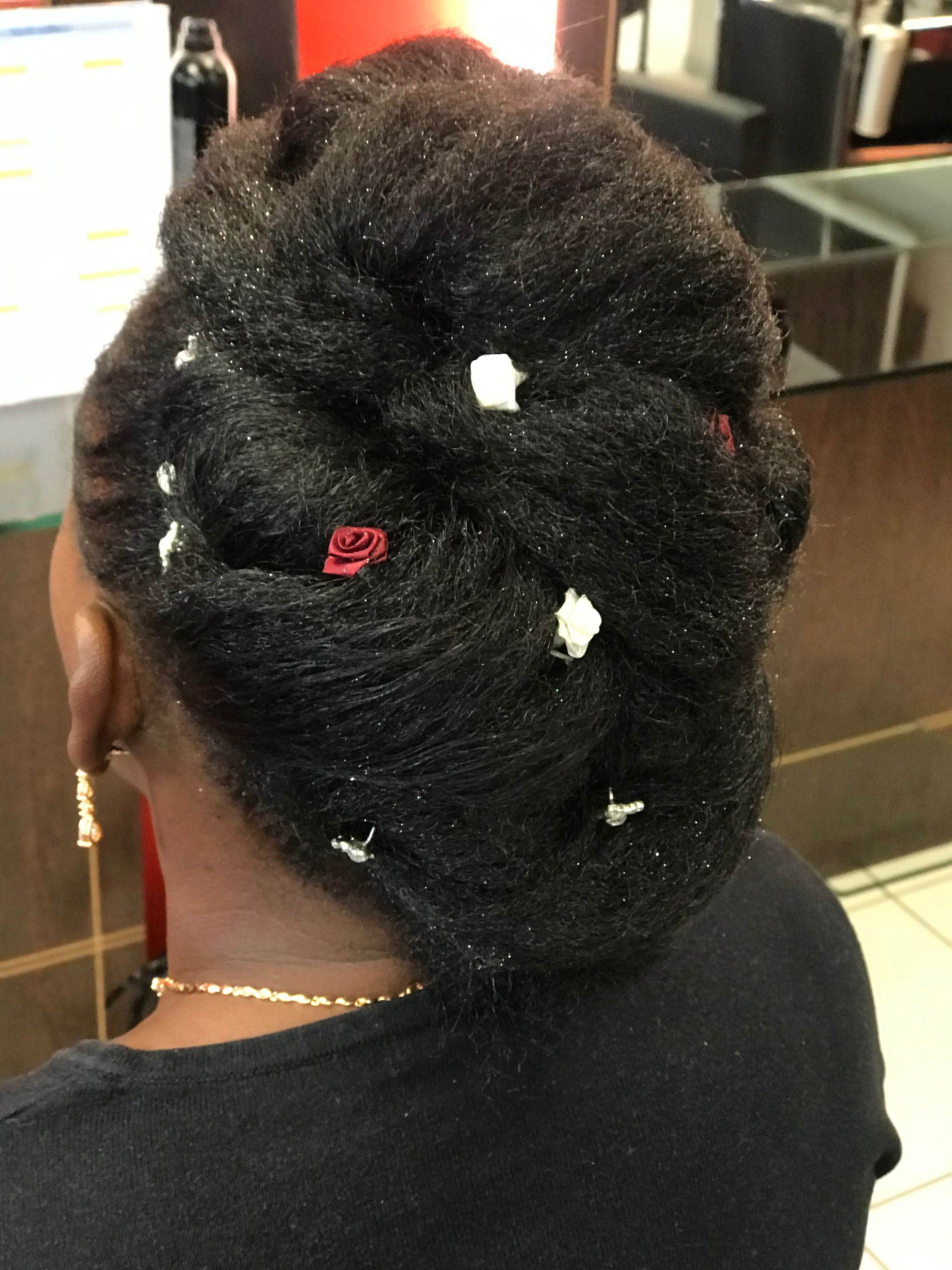 Une coiffure de mariée avec des fleurs