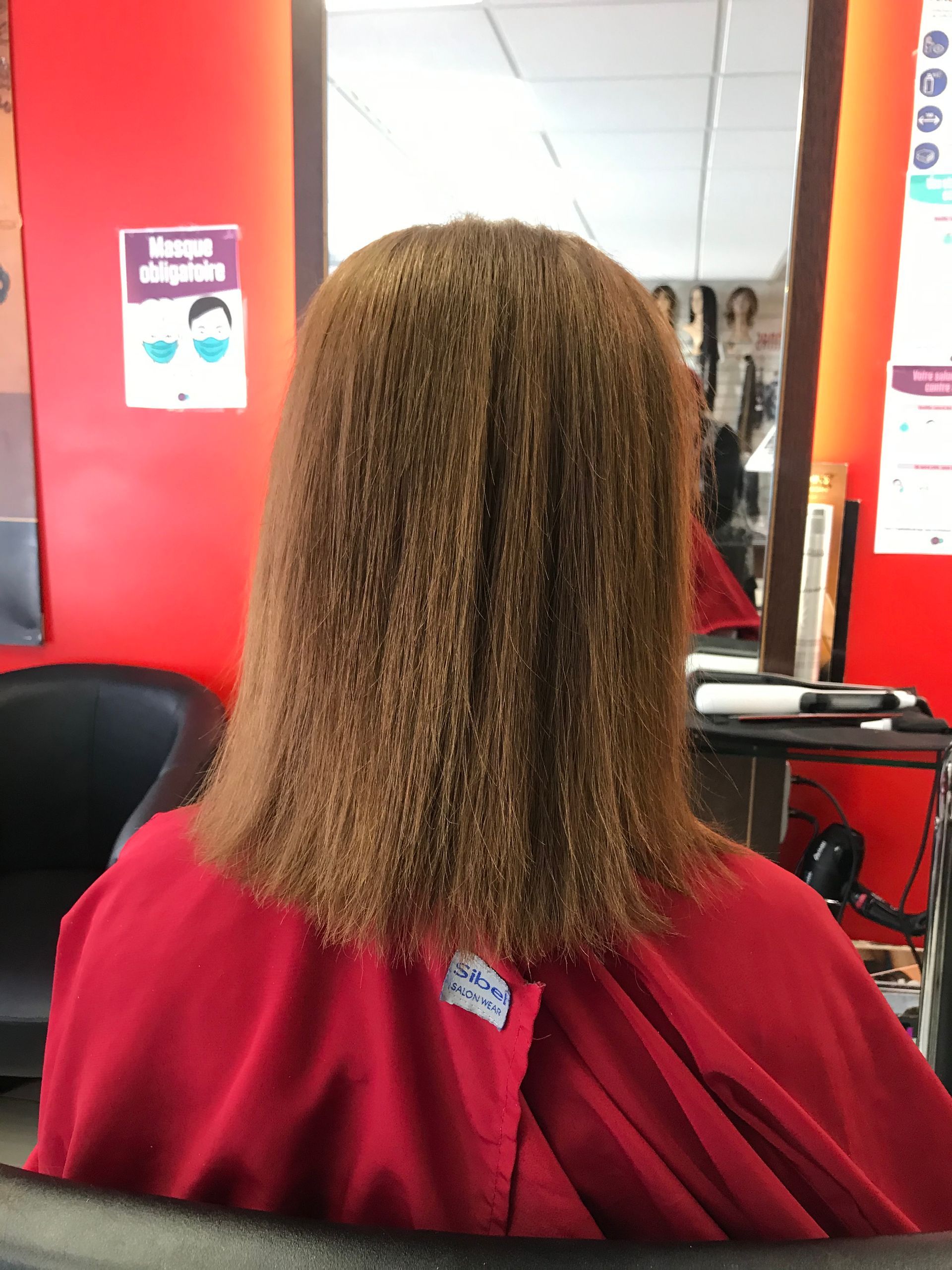 Une coupe de cheveux droite