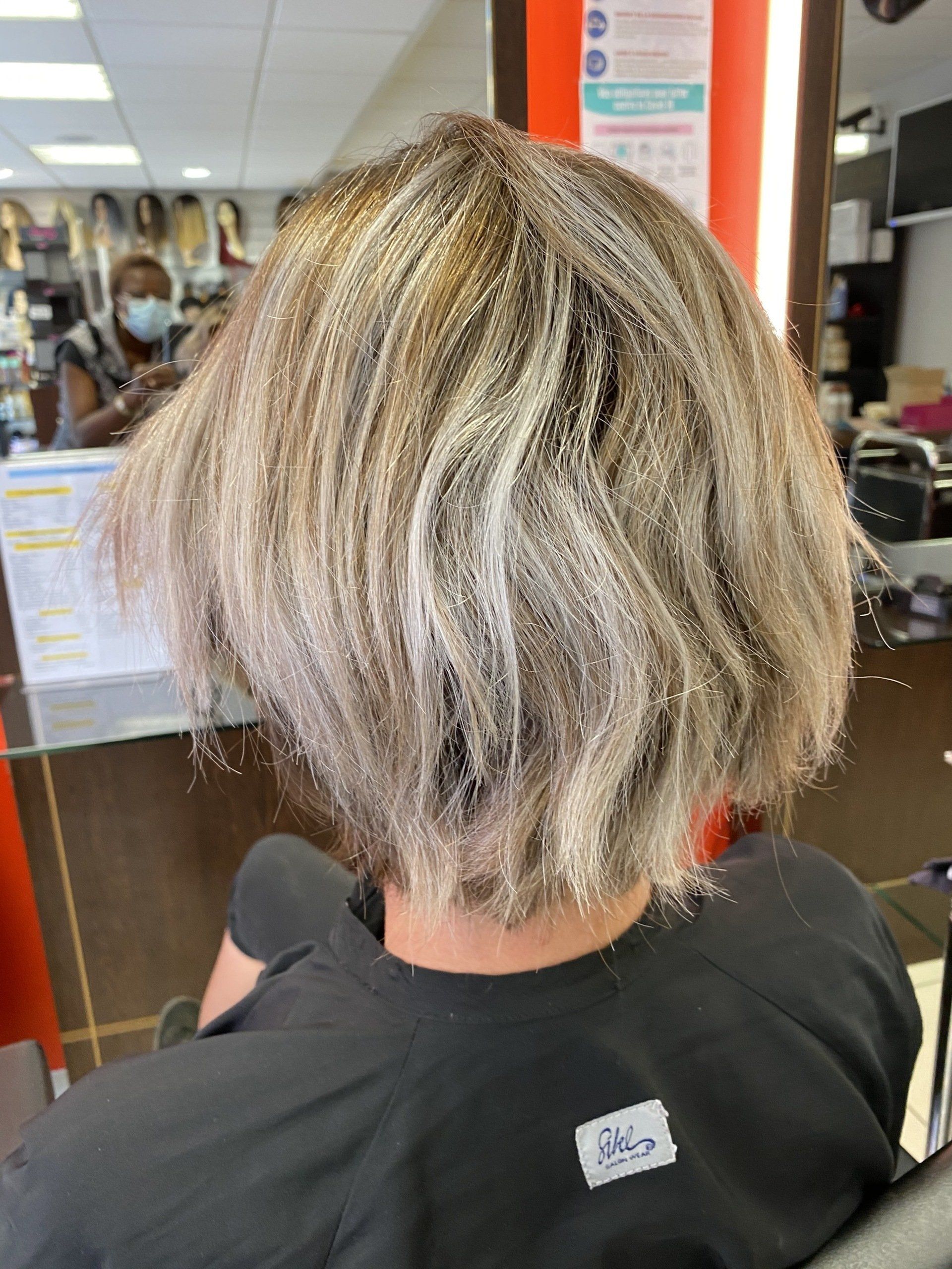 Des cheveux blonds, courts, avant la pose d'e