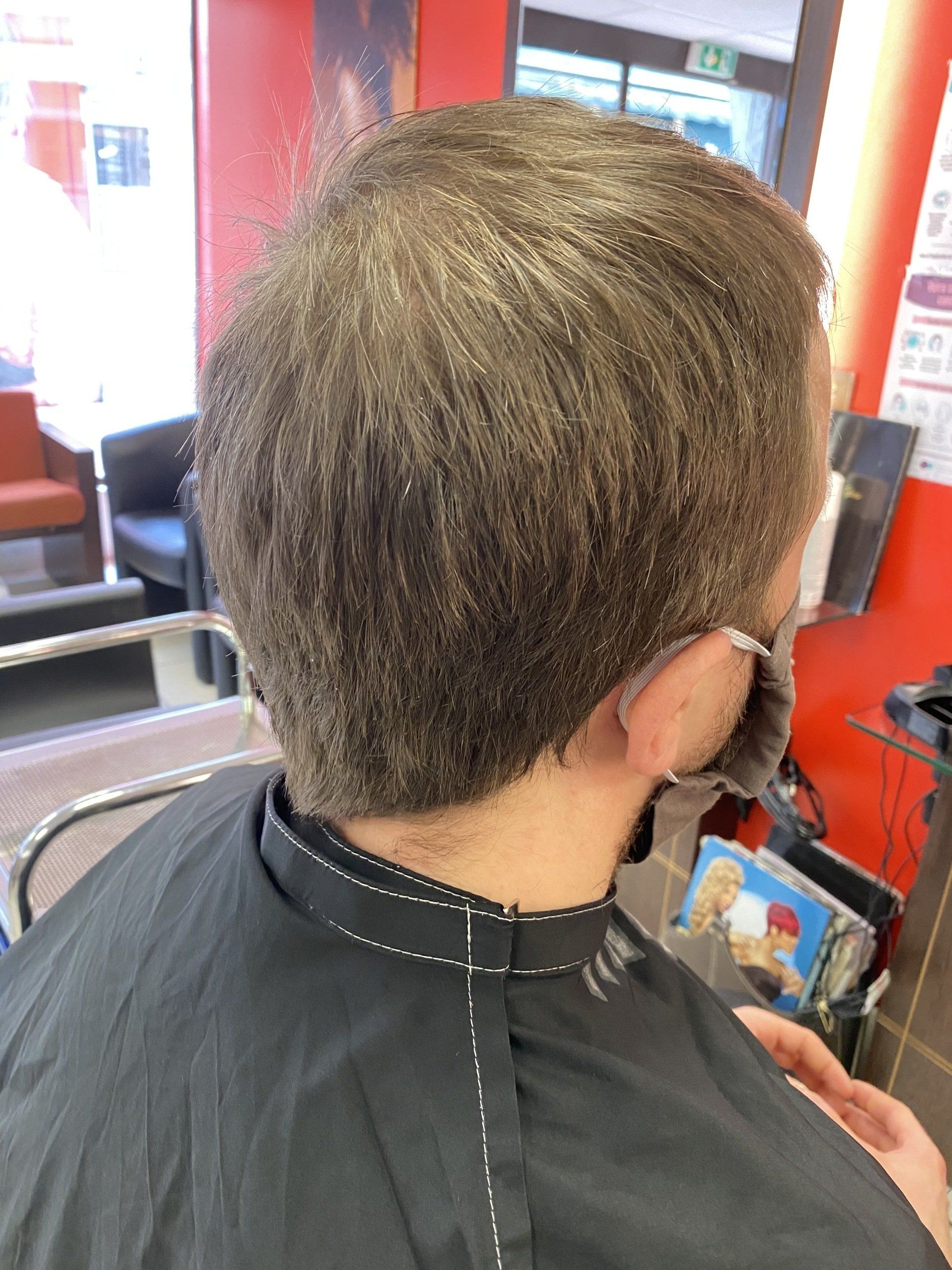 Les cheuveux d'un client avant une coupe courte