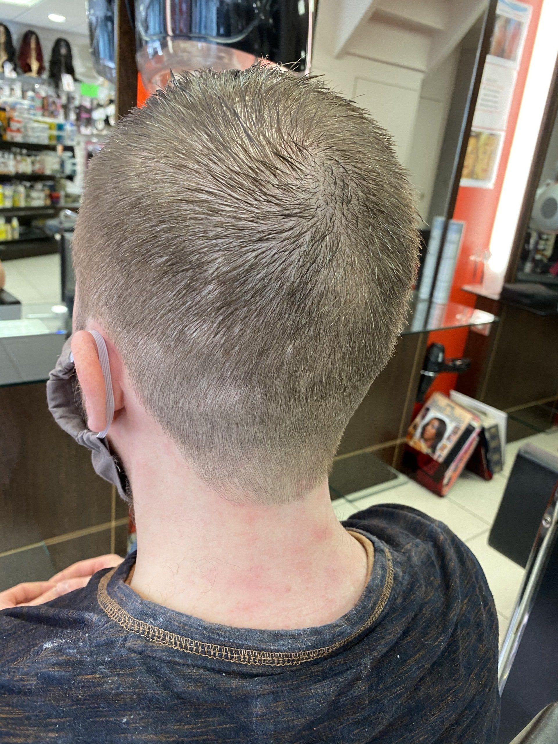 Les cheveux d'un client après une coupe courte