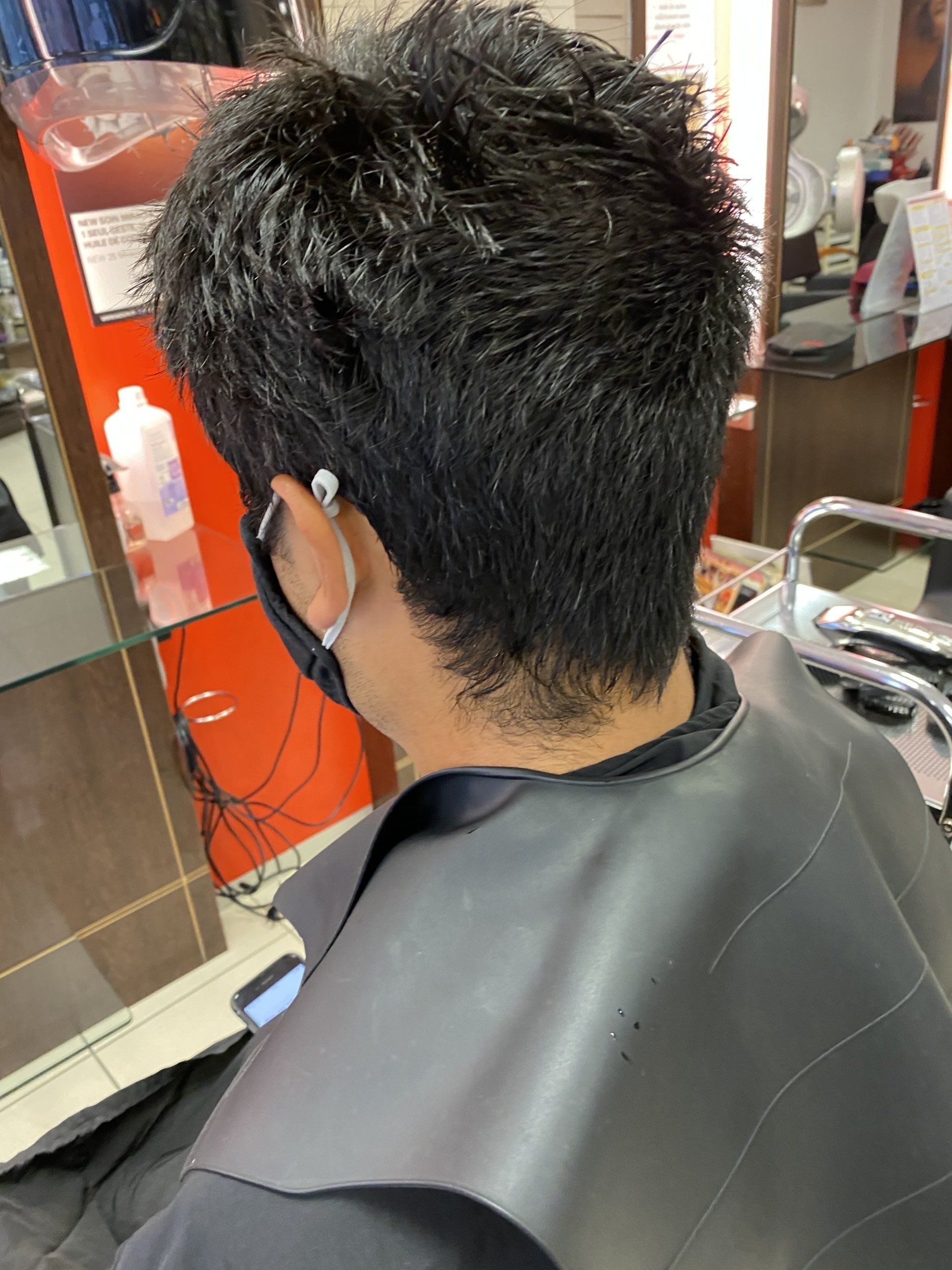 Une jeune homme avec des cheveux courts