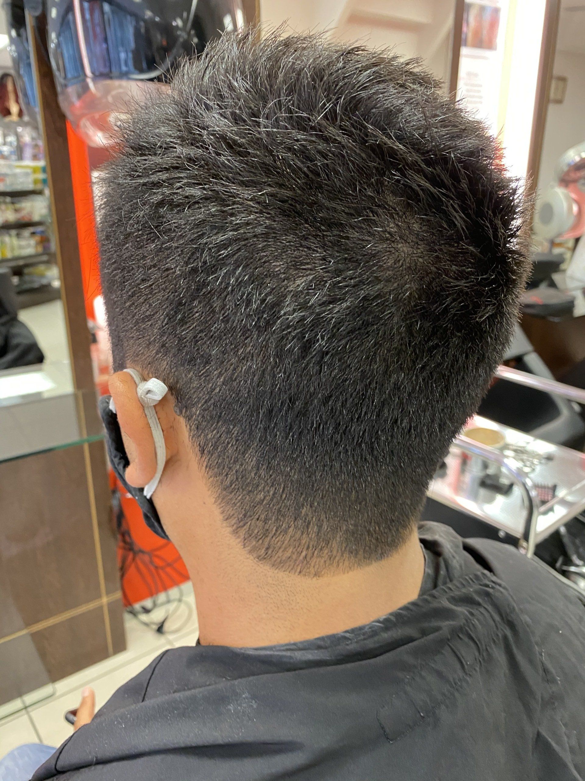 Une coupe de cheveux réalisée sur un jeune homme