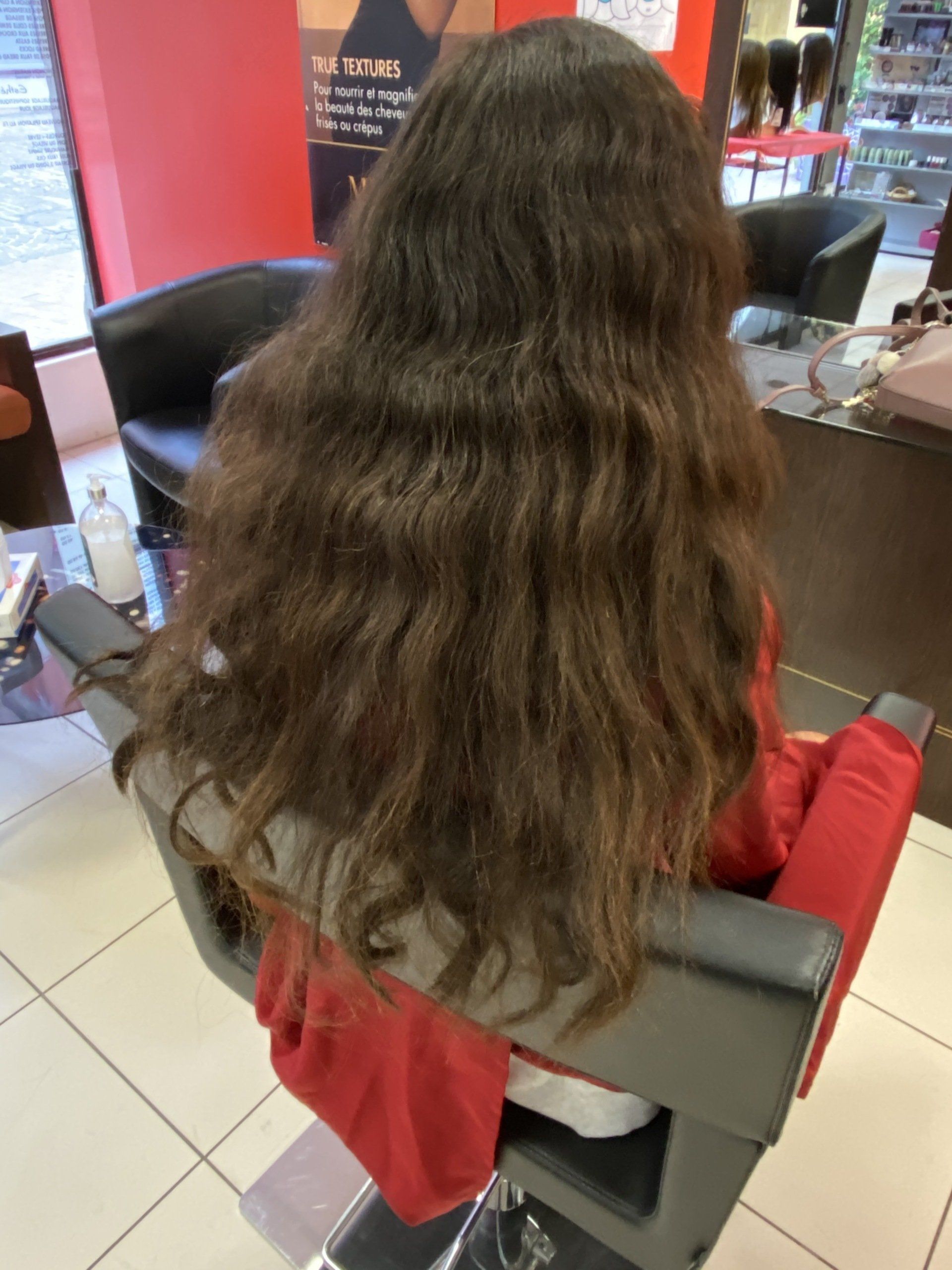 Des cheveux avant un lissage