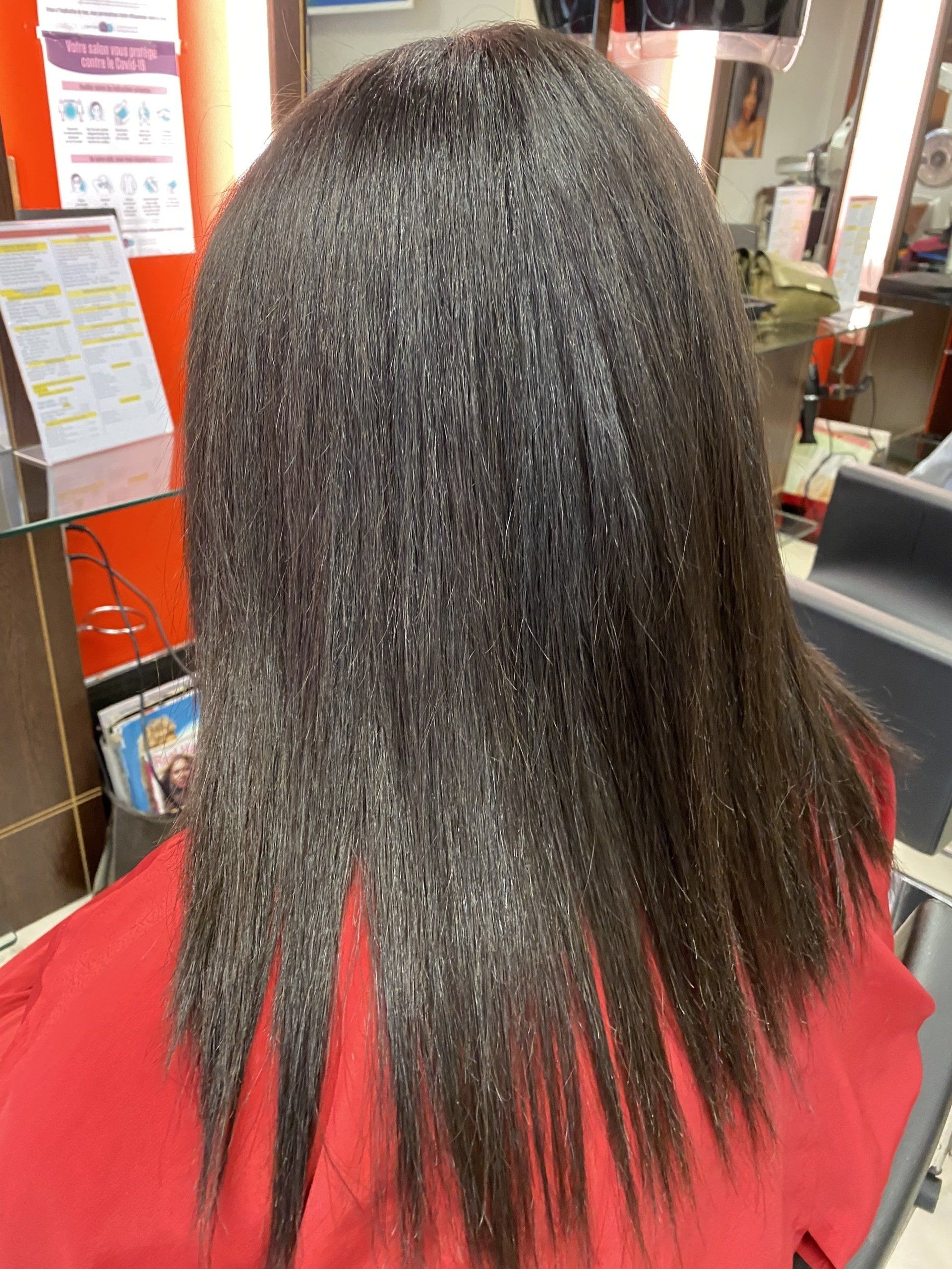 Un lissage brésilien effectué sur des cheveux frisés