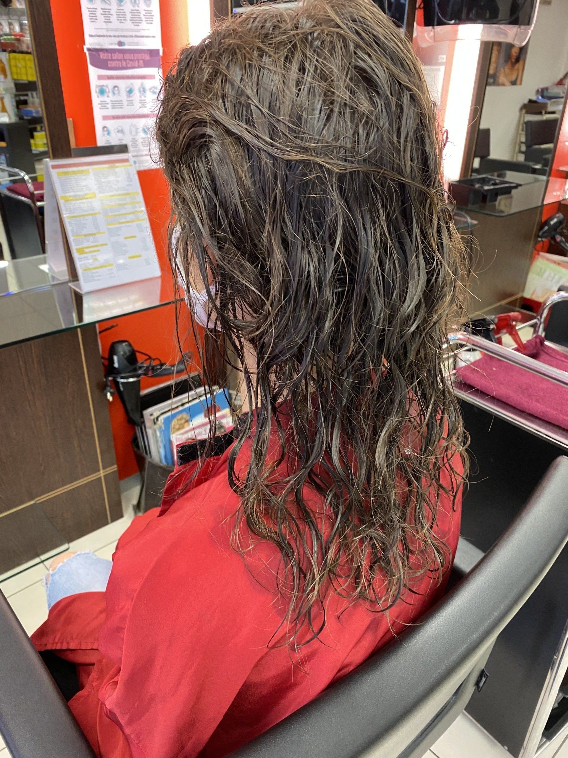 Des cheveux mouillés après un shampooing