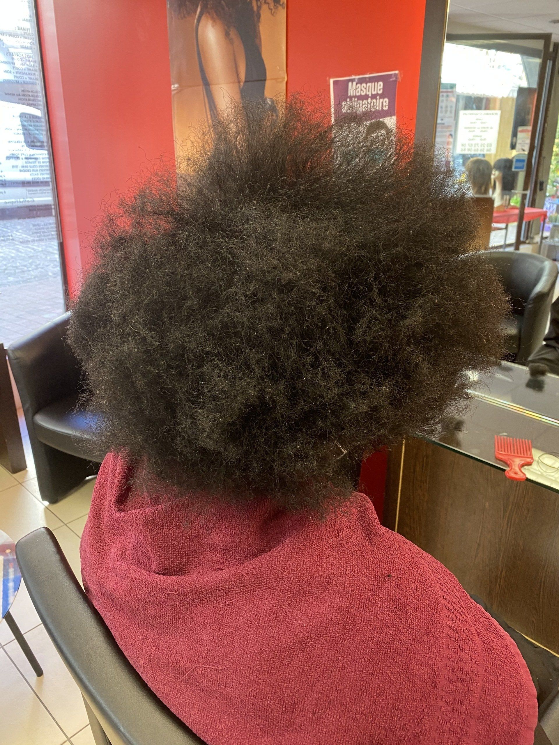 Une cliente avec des cheveux très frisés