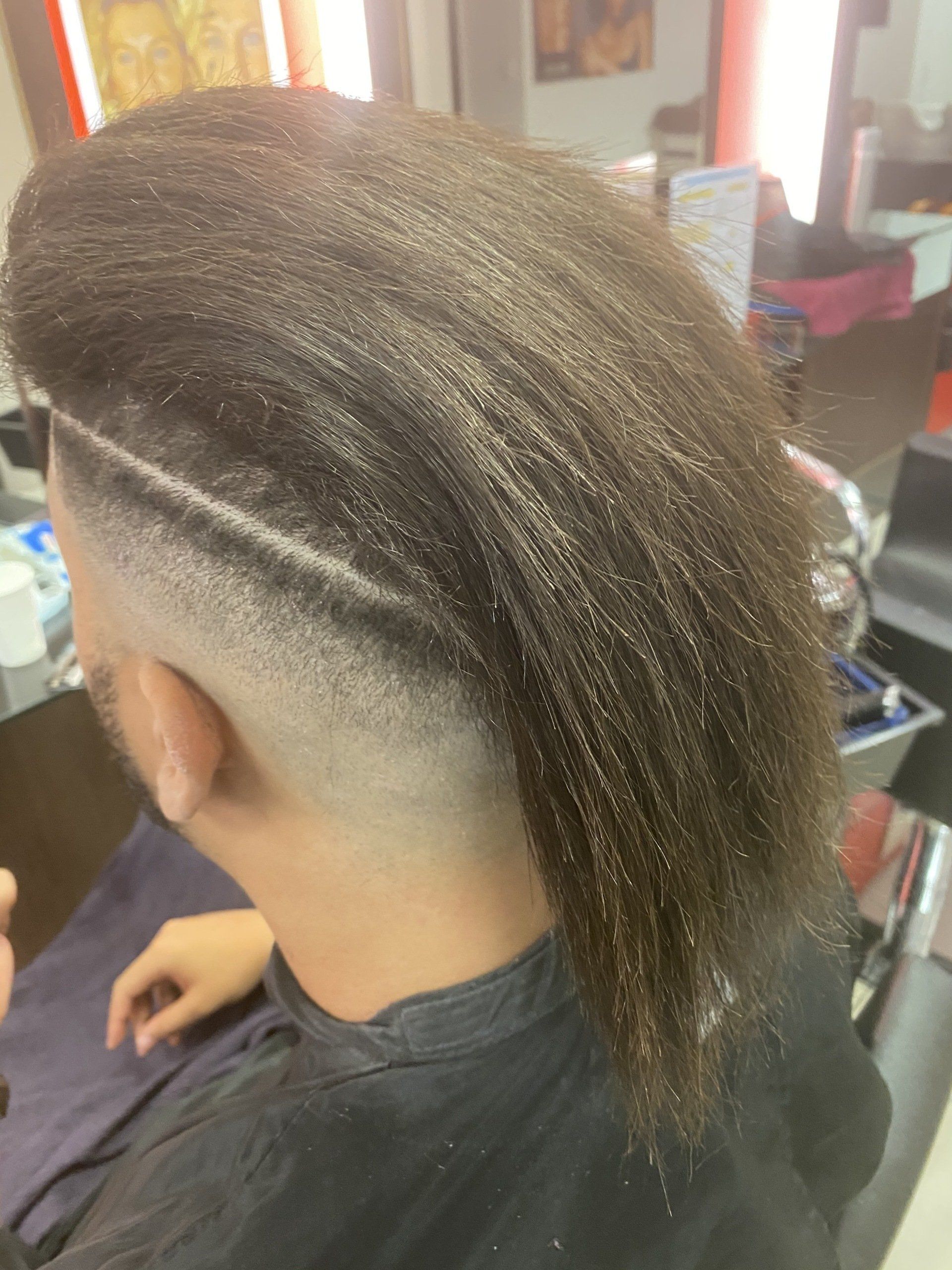 Une coupe de cheveux rasés sur les côtés