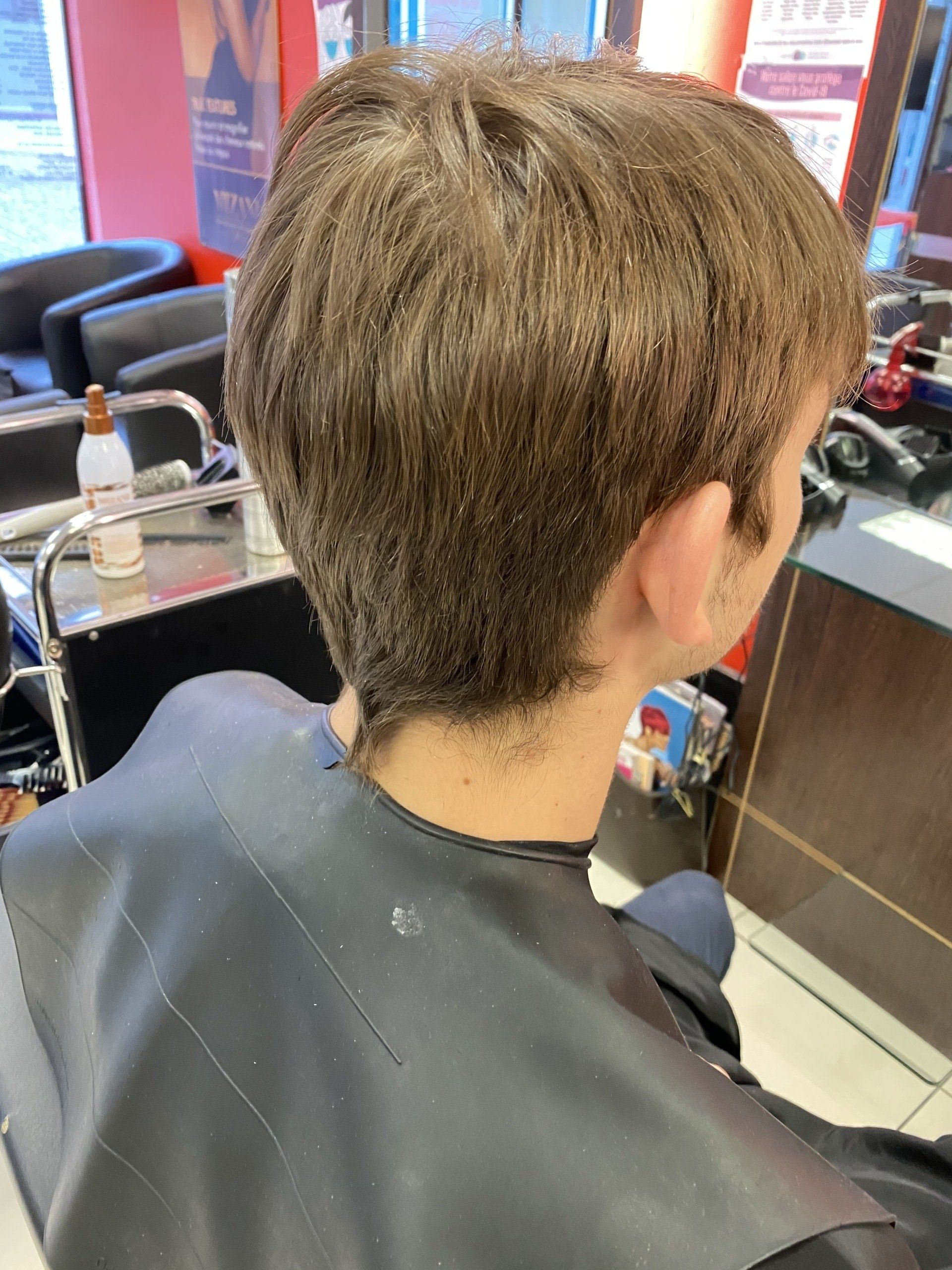 Un client avec des cheveux courts ayant besoin d'une coupe