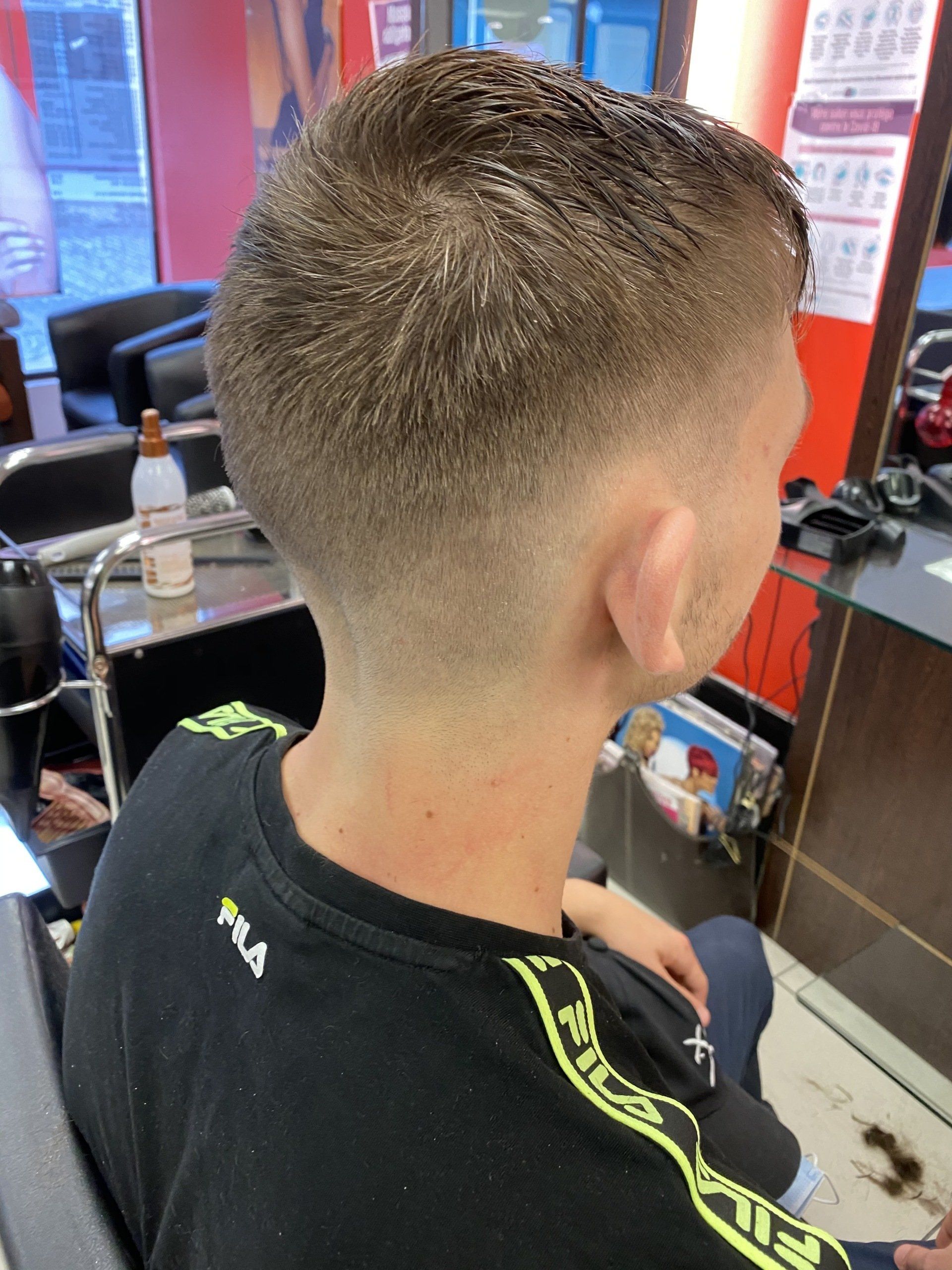 Un client qui vient de se faire couper les cheveux