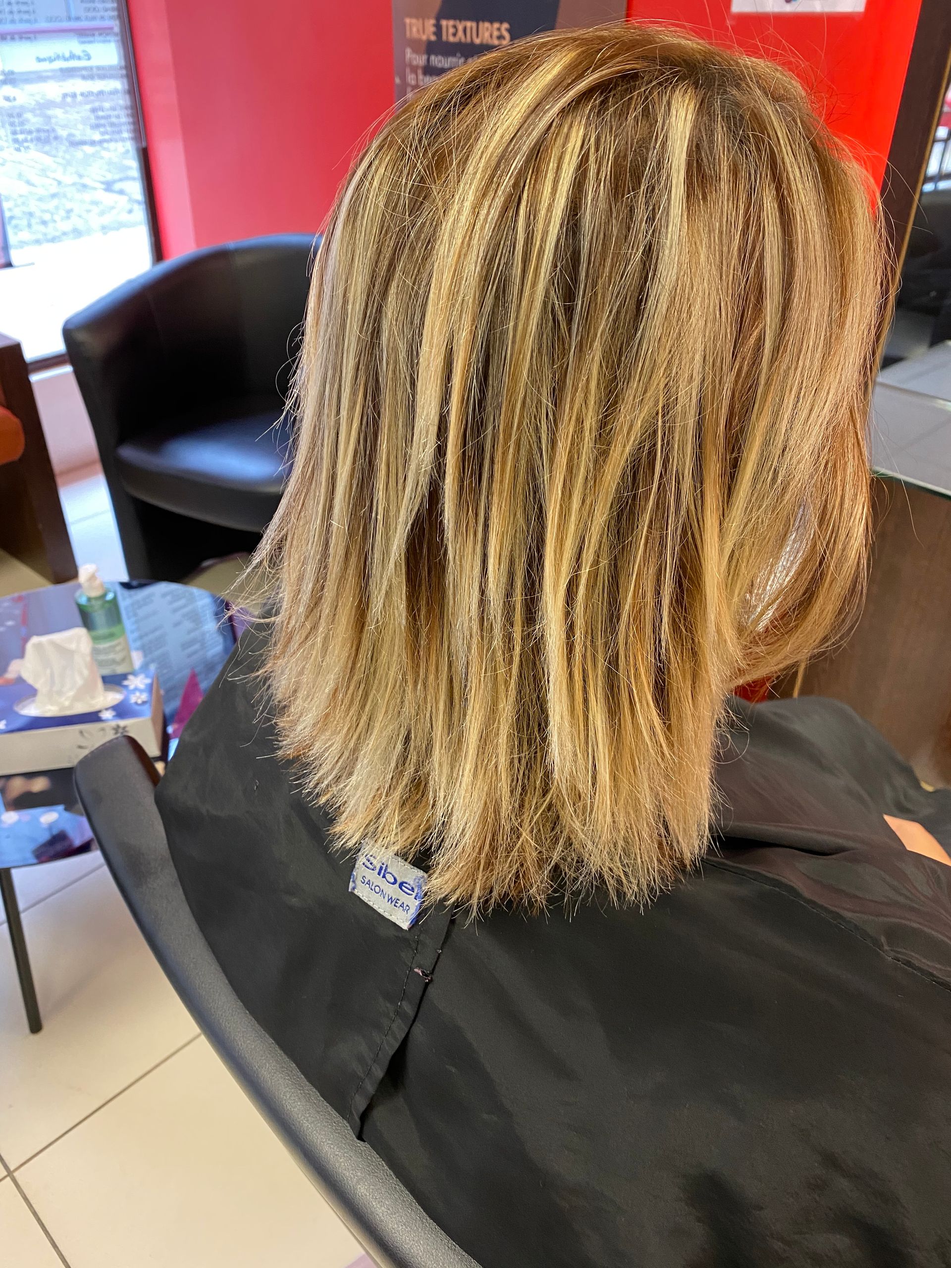 Des cheveux dégrdés avec des mèches blondes