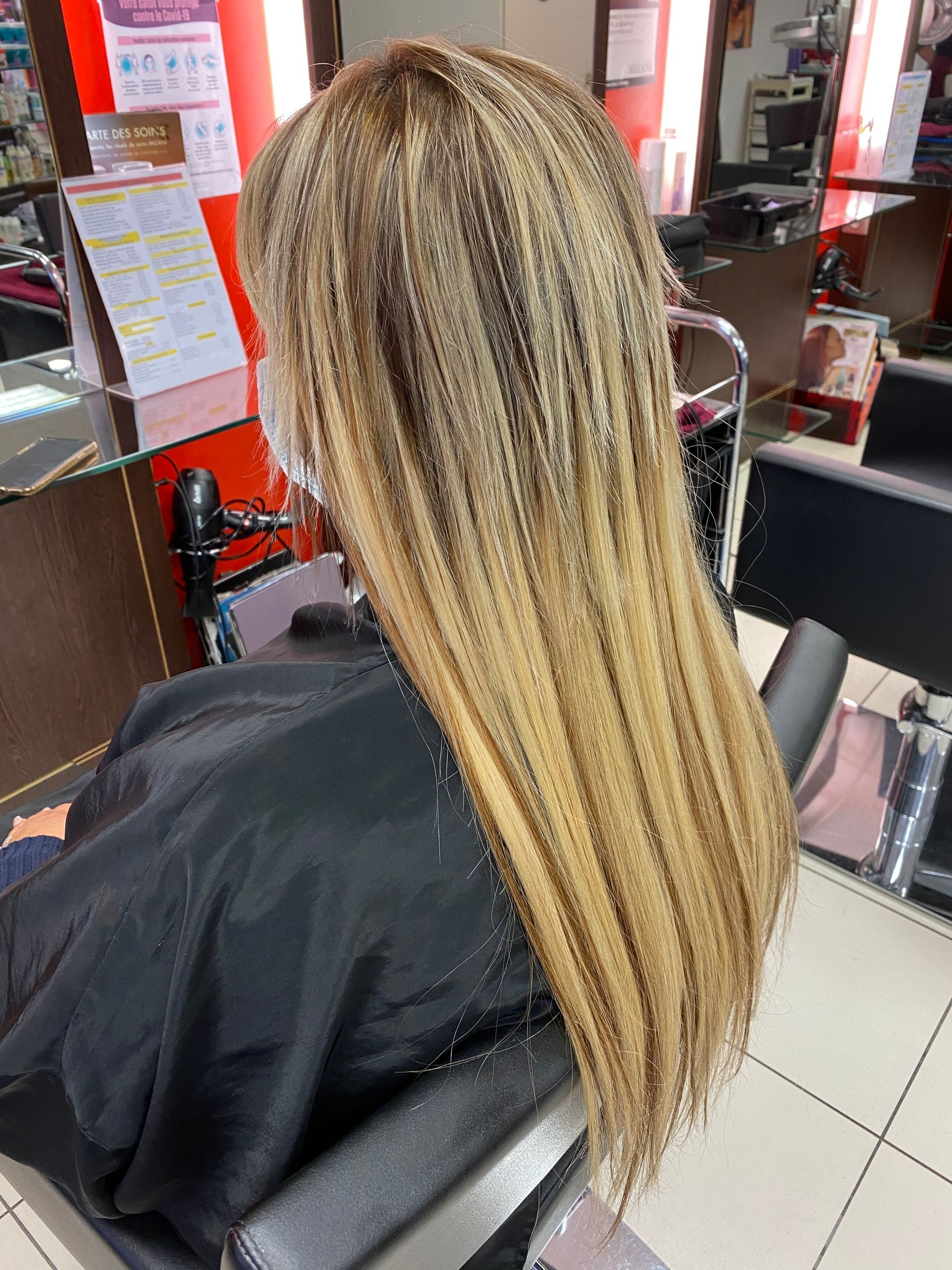 Des cheveux longs, bruns avec des mèches blondes