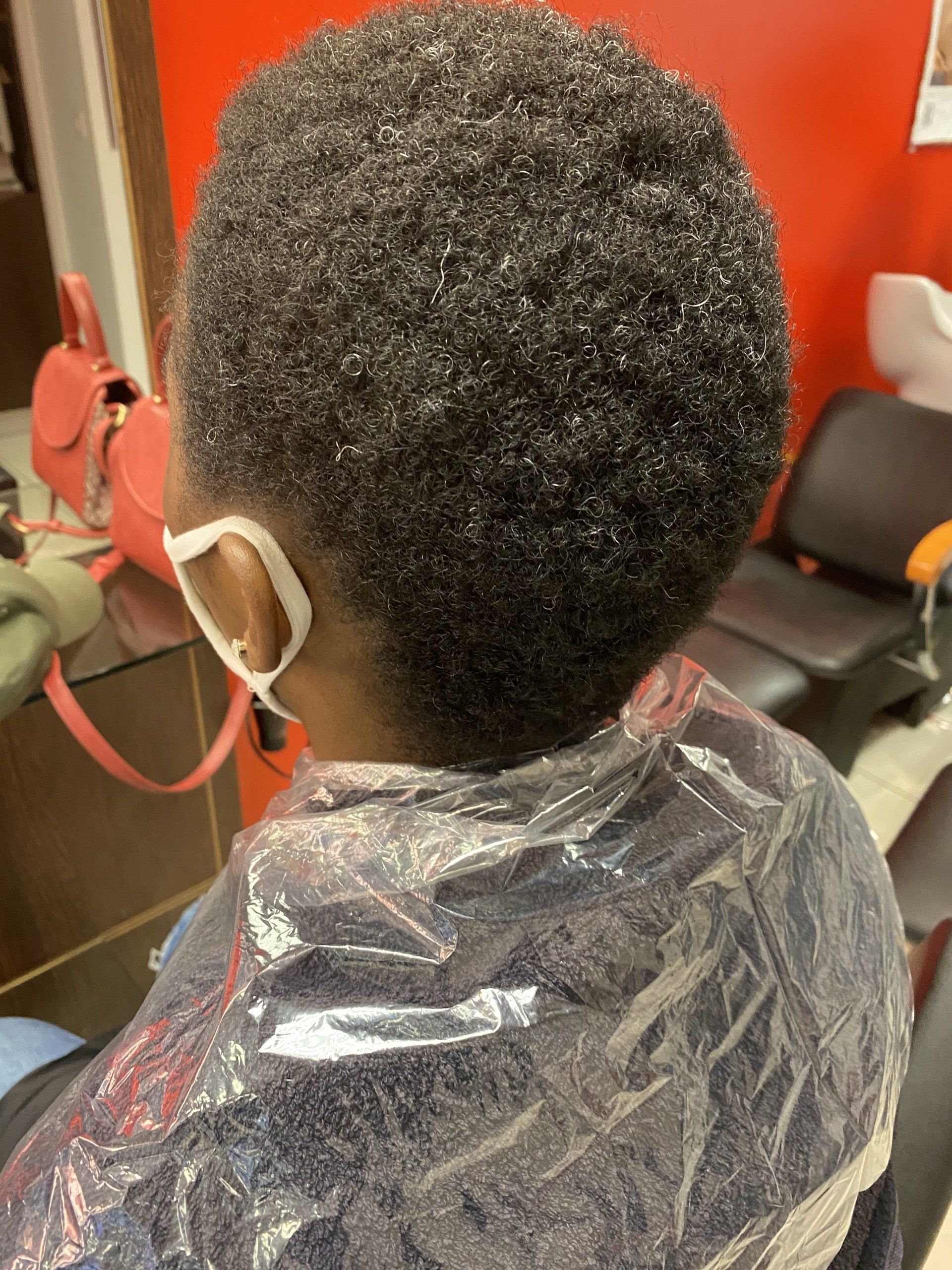 Une femme avec des cheveux très courts