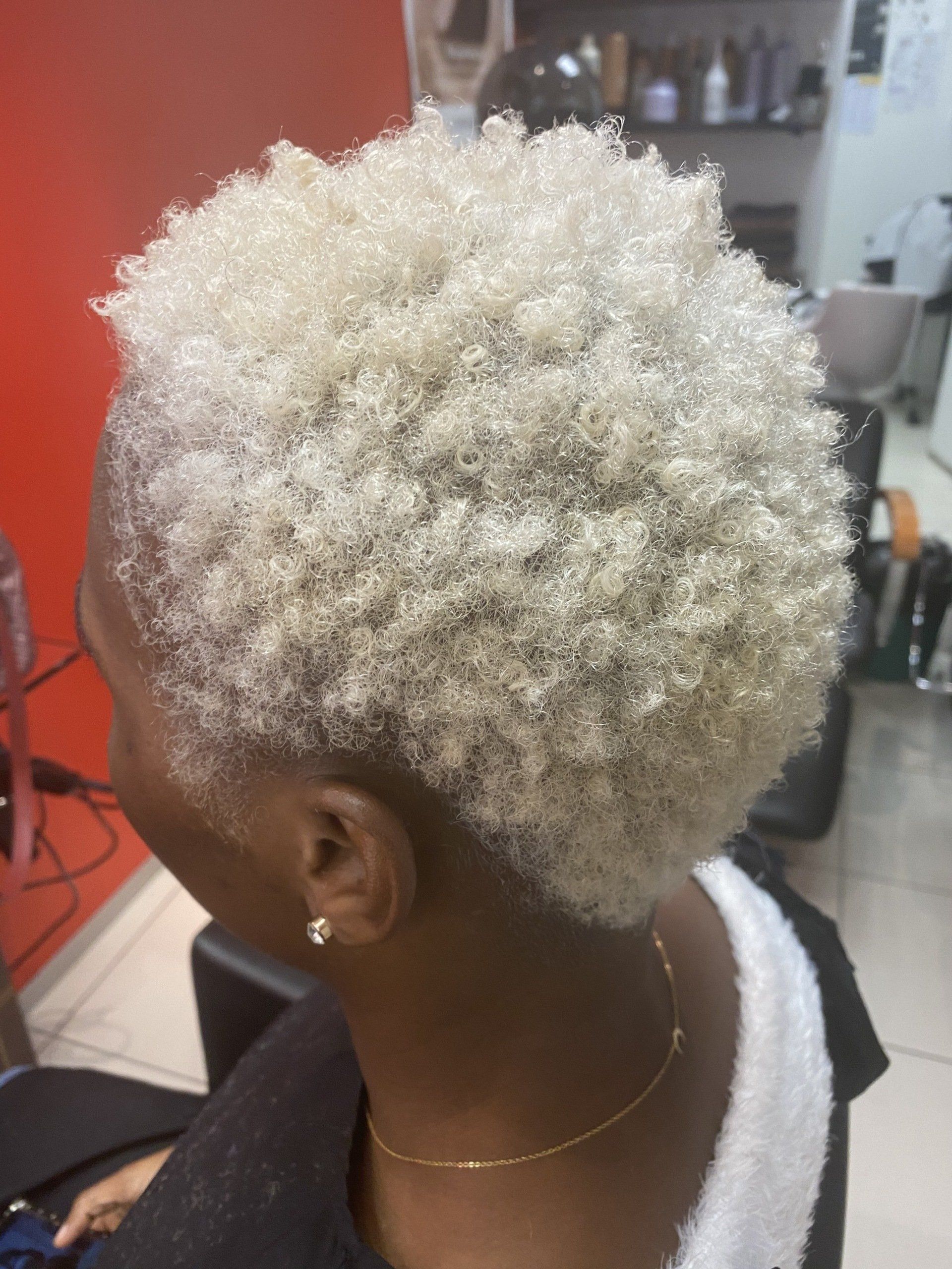 Des cheveux courts blancs