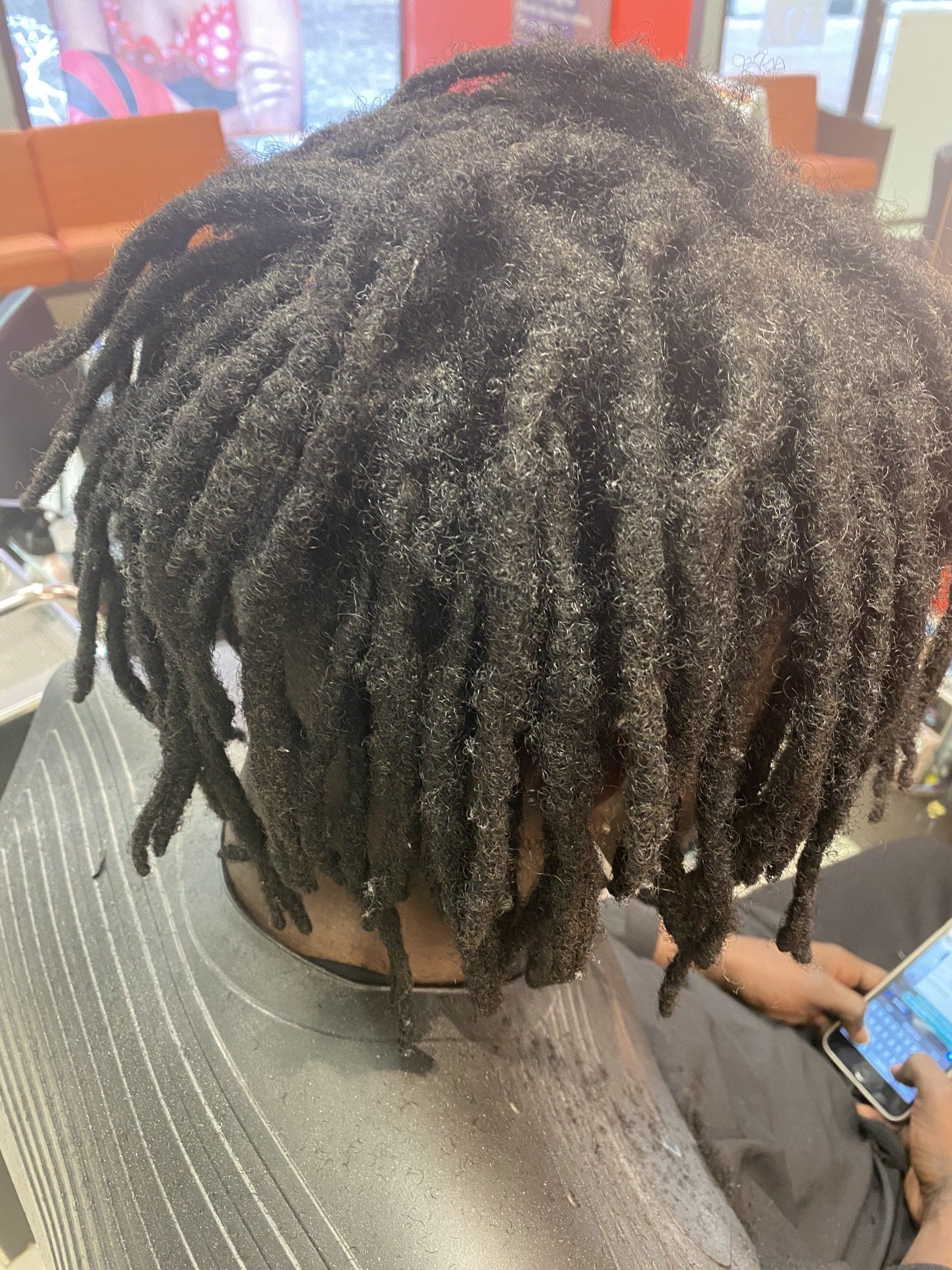 Une entretien de dreadlocks effectué sur les cheveux d'un homme