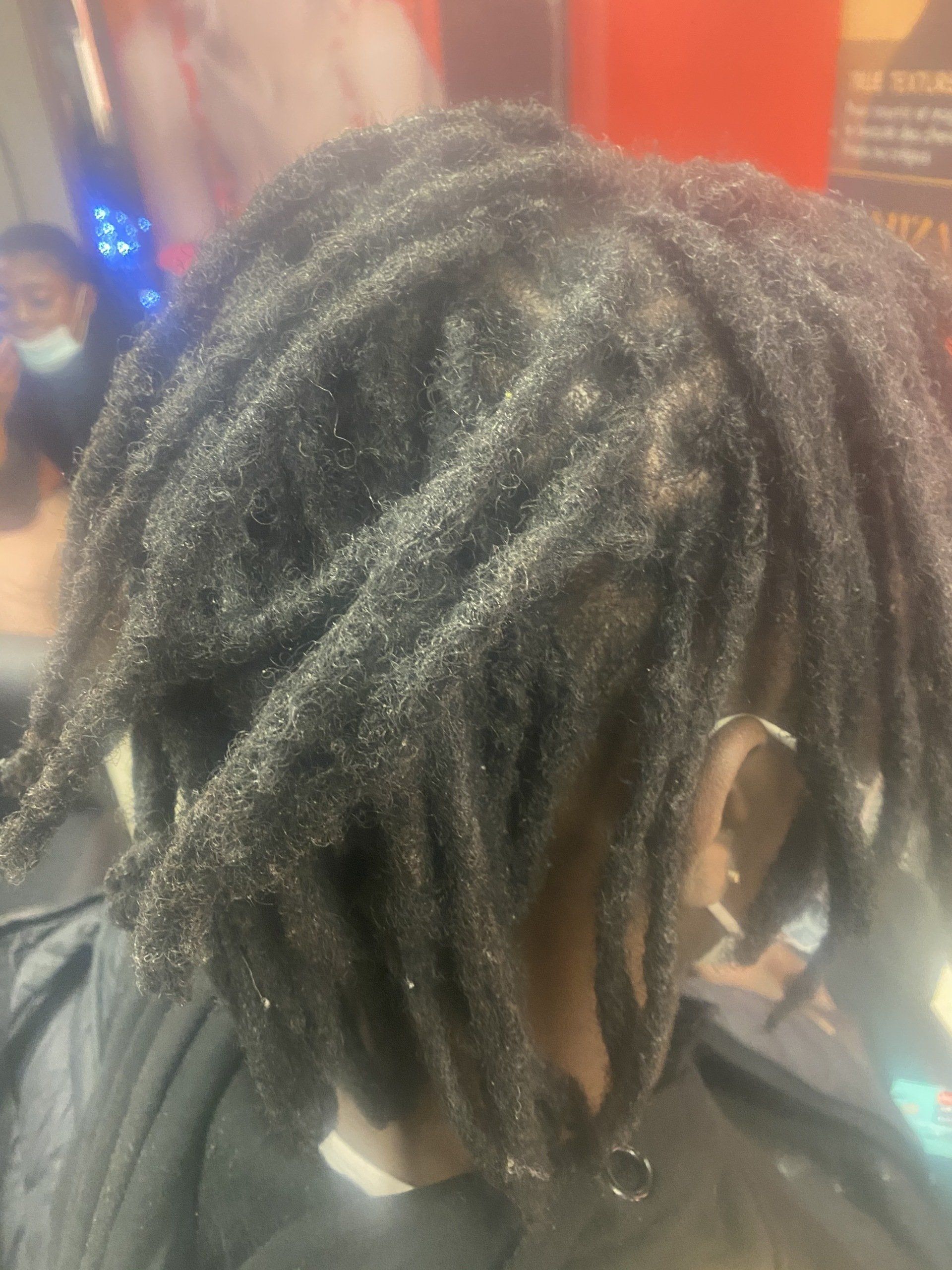 Réalisation d'un entretien de dreadlocks par un coiffeur