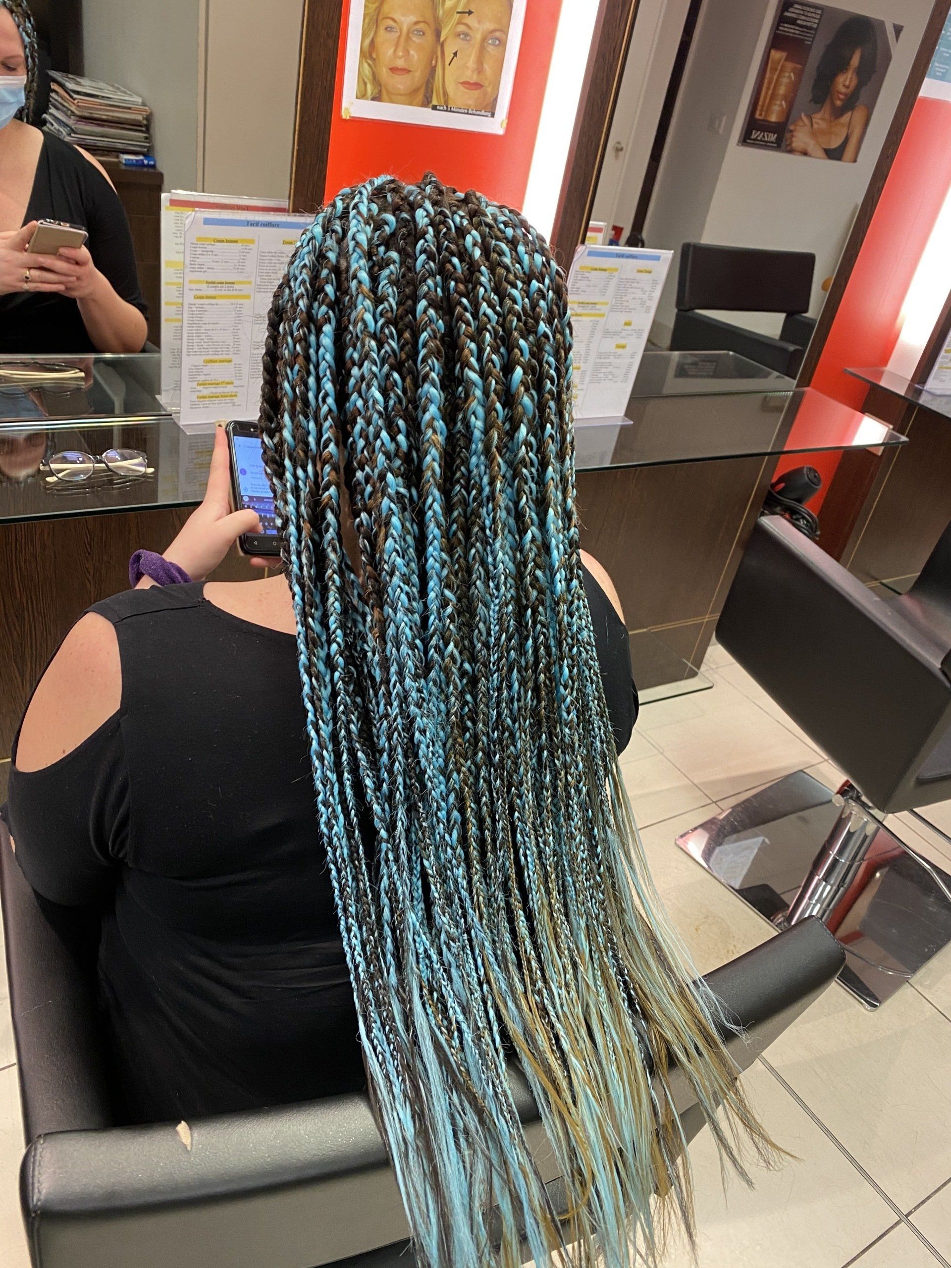 Des tresses avec des extensions bleues