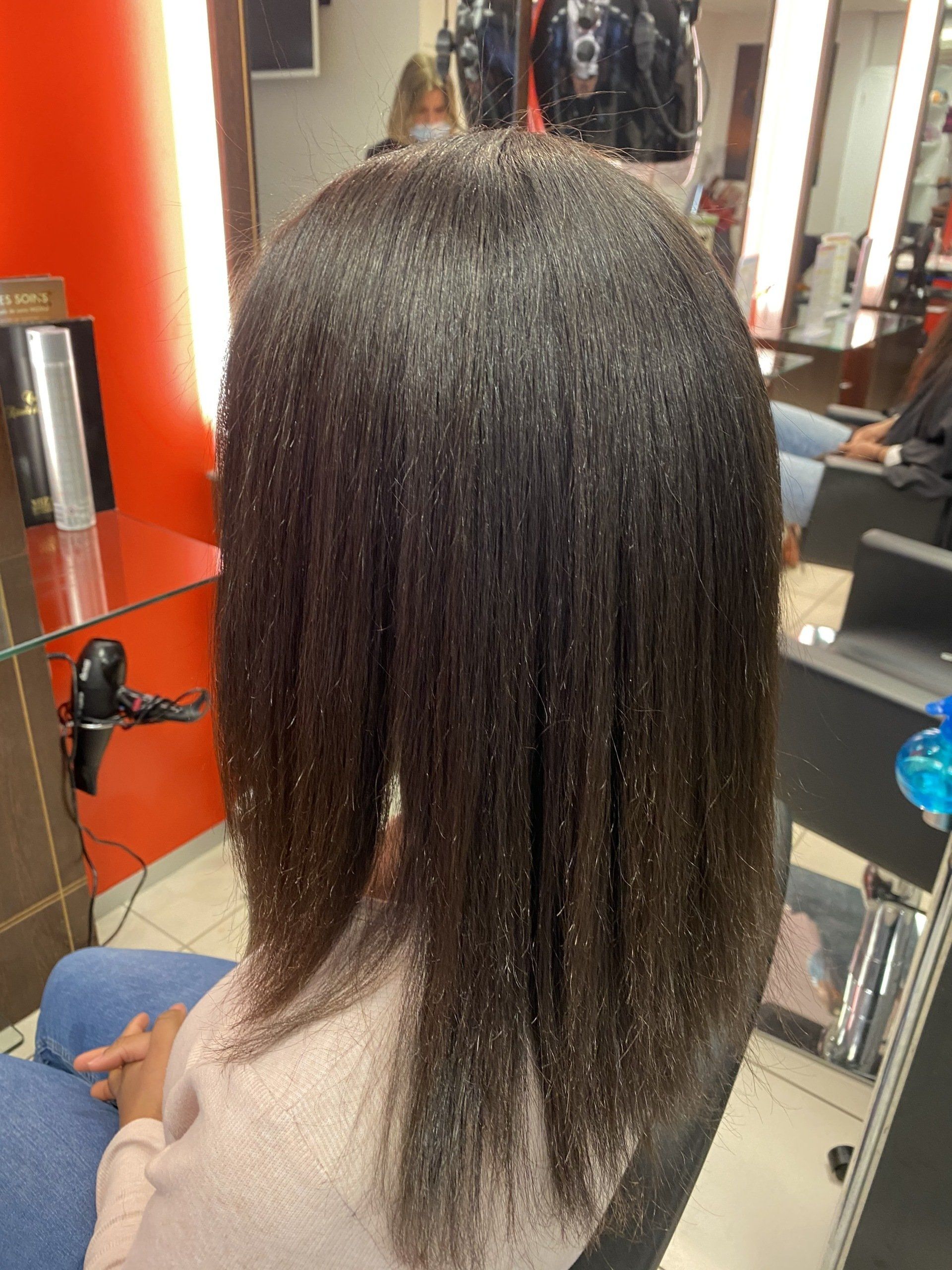 Les cheveux d'une cliente après un lissage brésilien