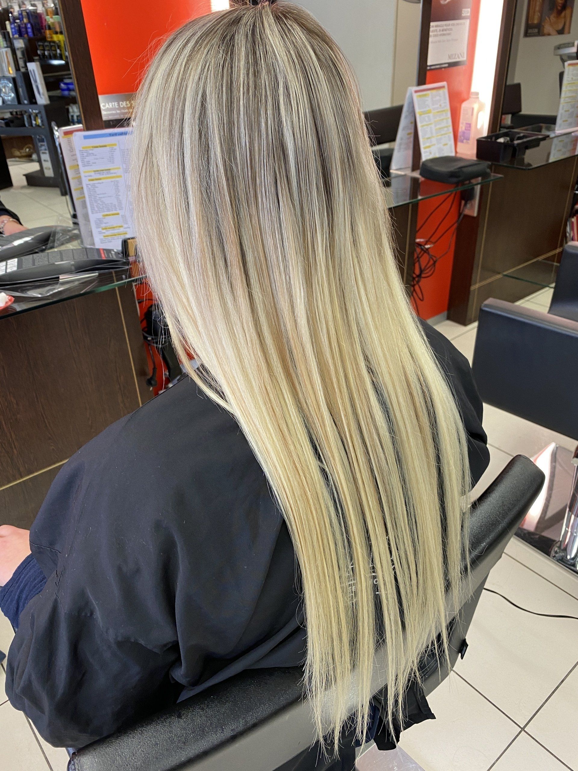 Des cheveux blonds lissés