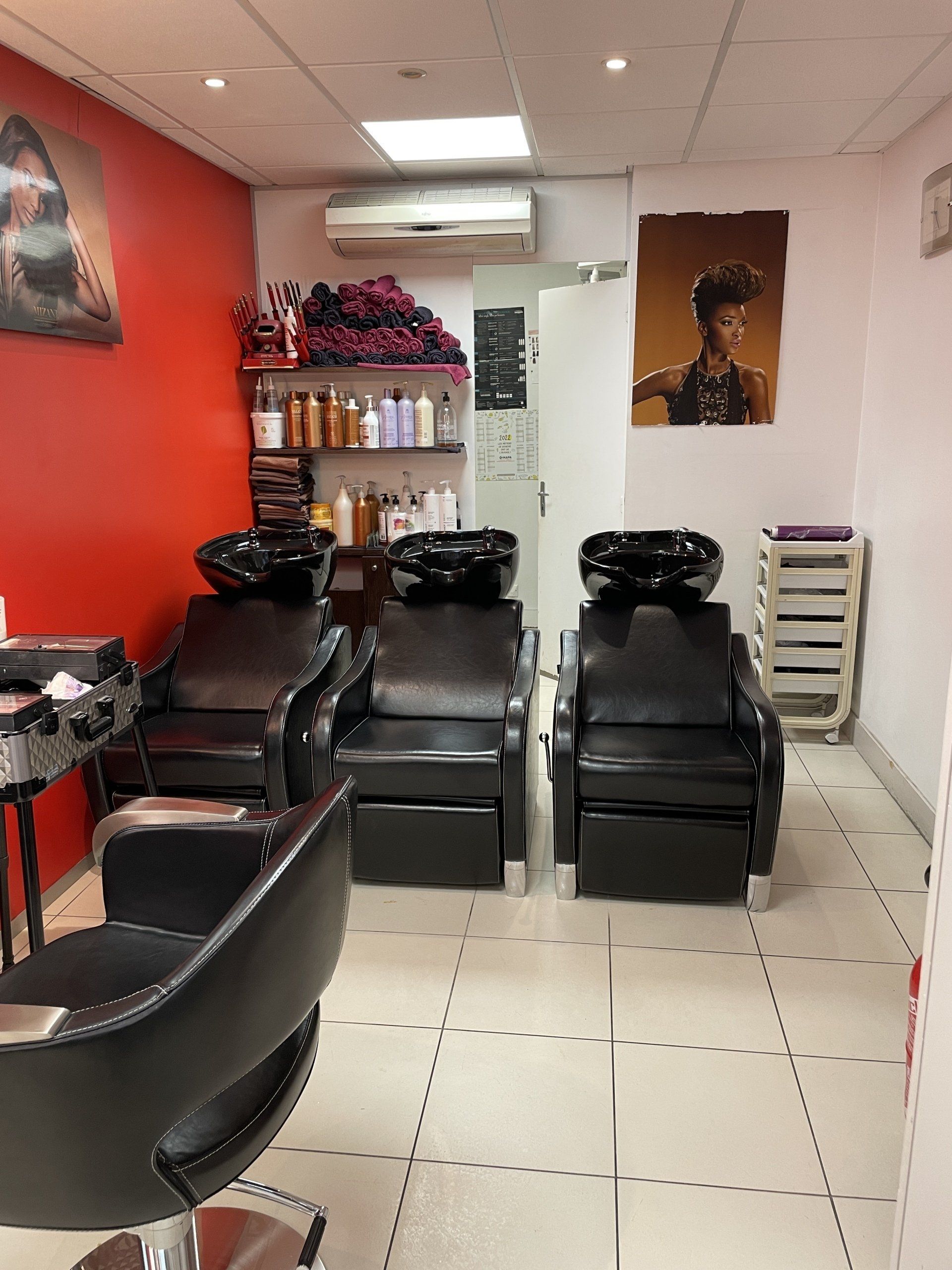 Des bacs à shampooing pour les cheveux