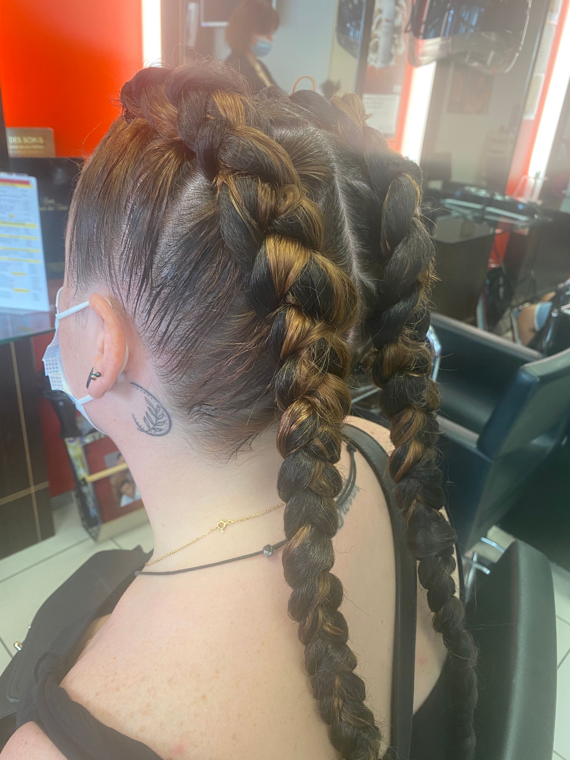 Une jeune fille avec des tresses