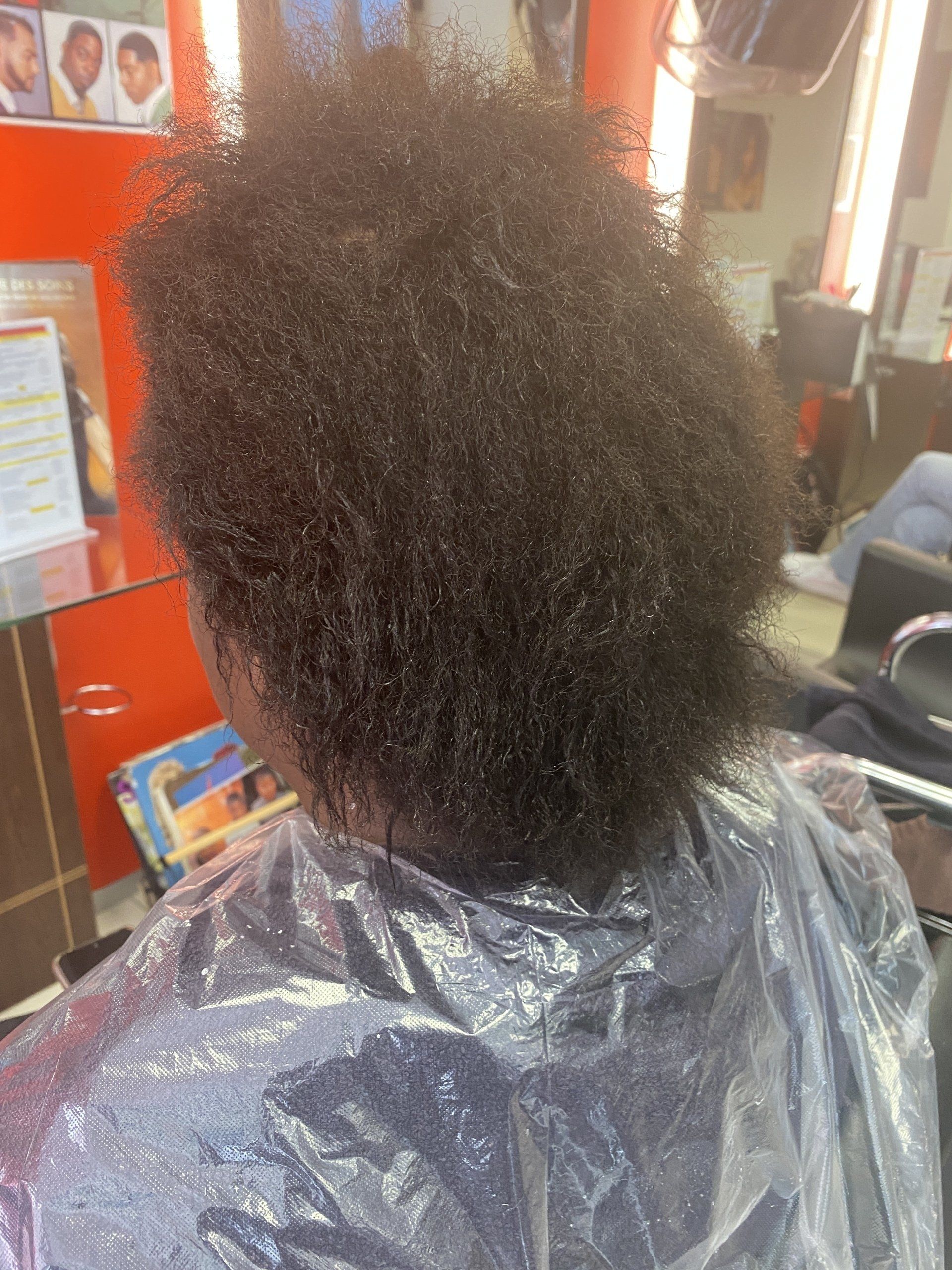 Des cheveux frisés humides