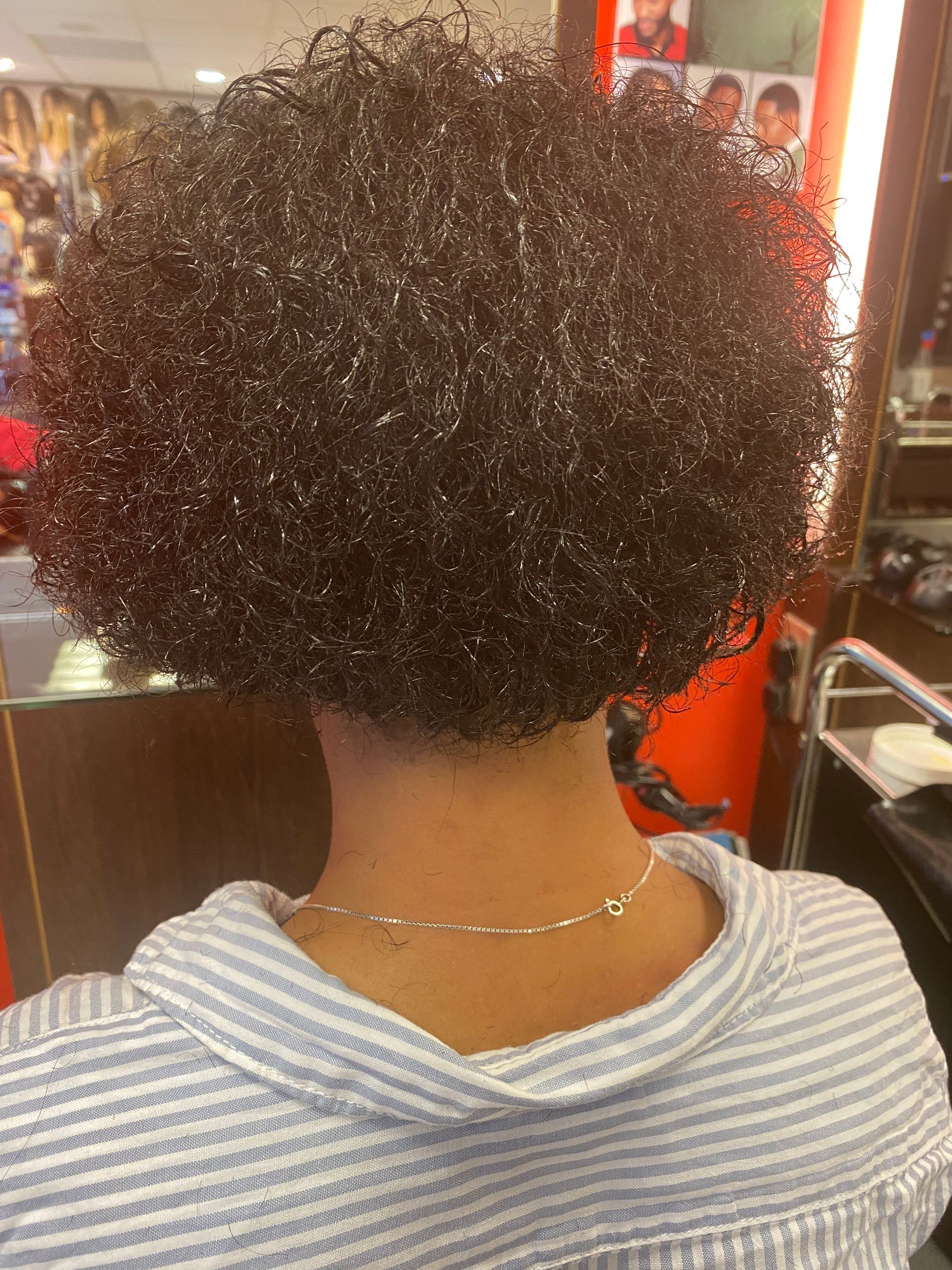 Une coupe réalisée sur des cheveux frisés