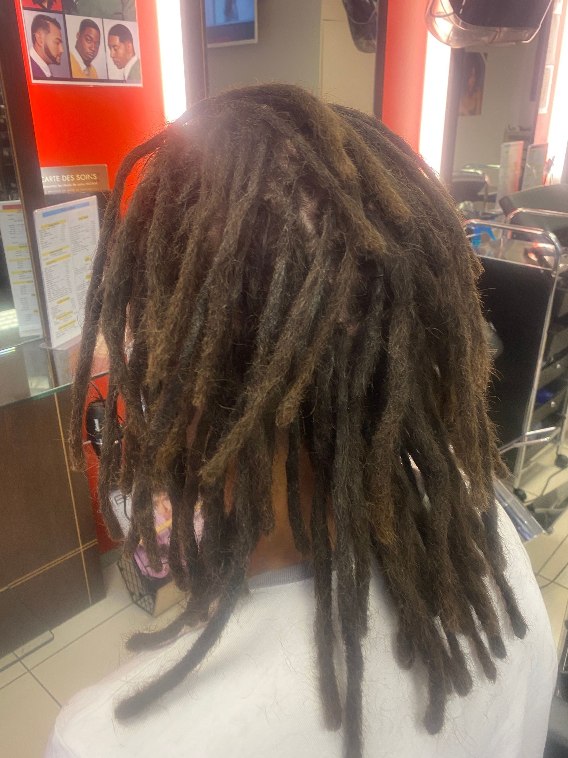 des dreadlocks mi-long