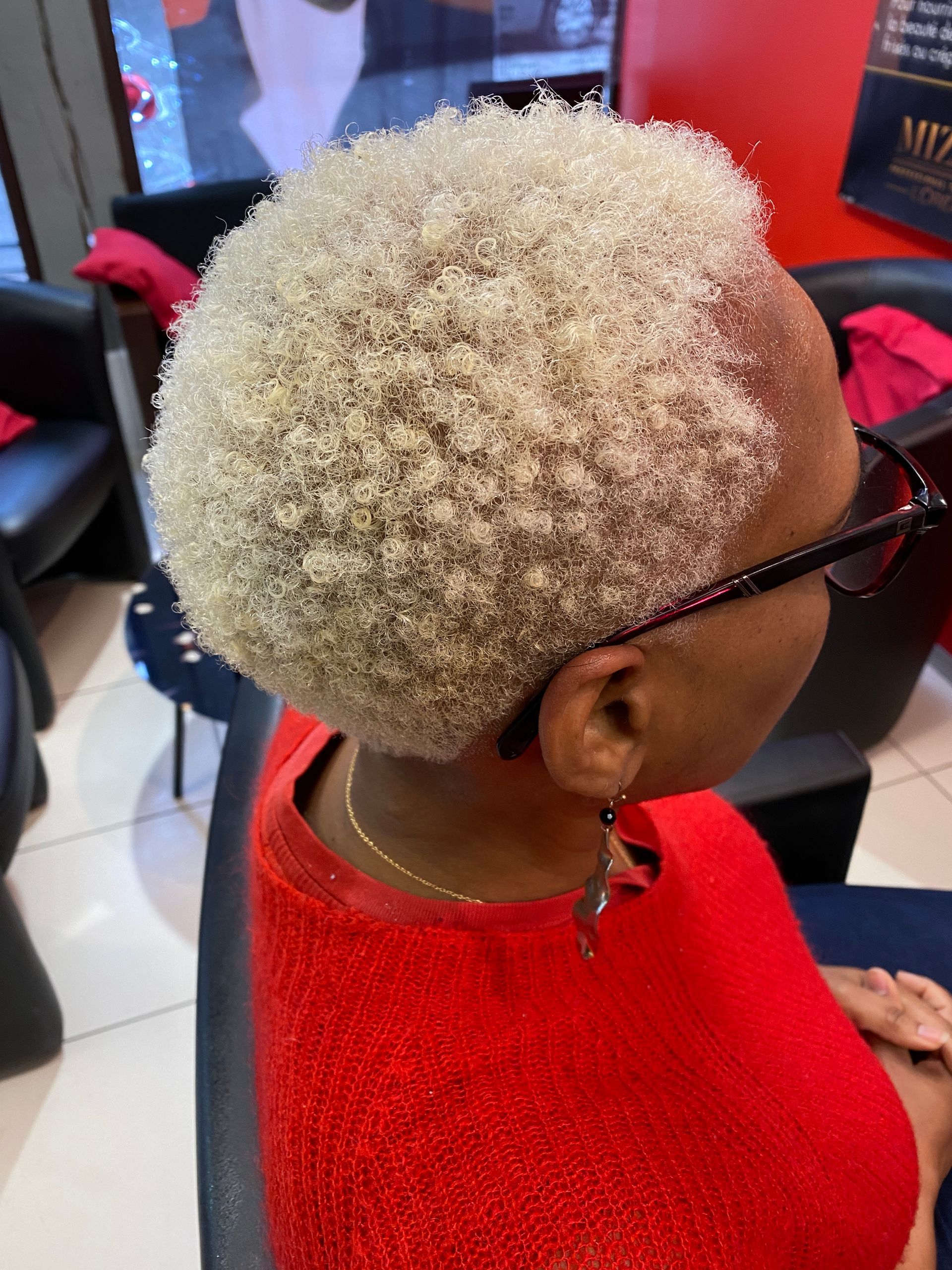 Des cheveux courts blond platine