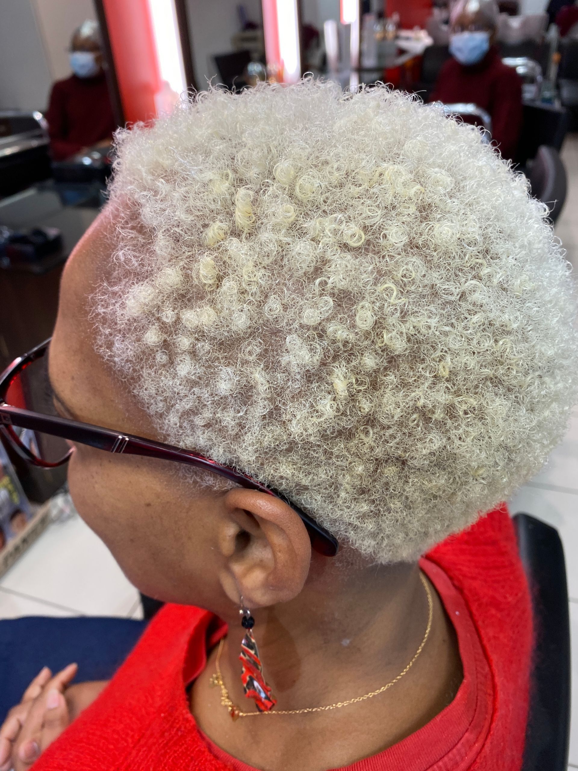 Des cheveux crouts frisés