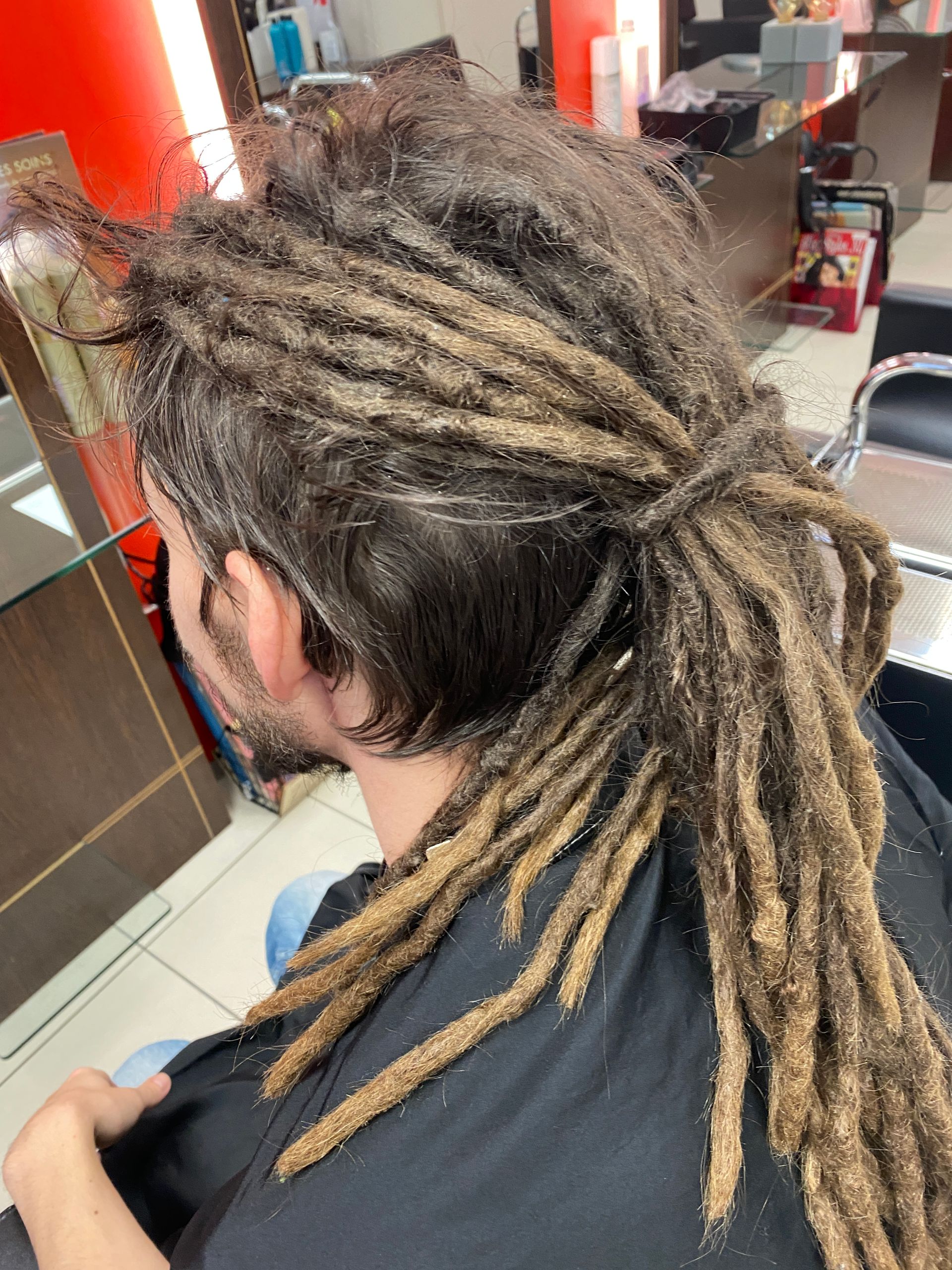 Des dreadlocks attachées