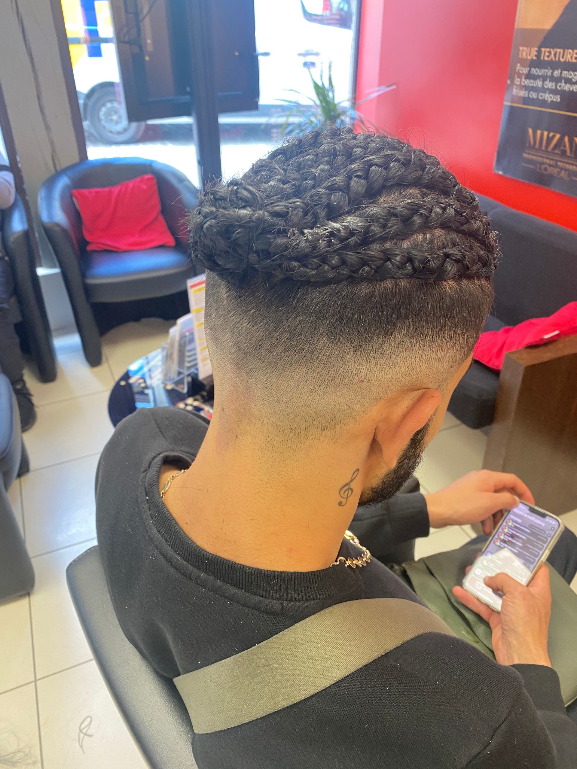 Des tresses collées et attachées