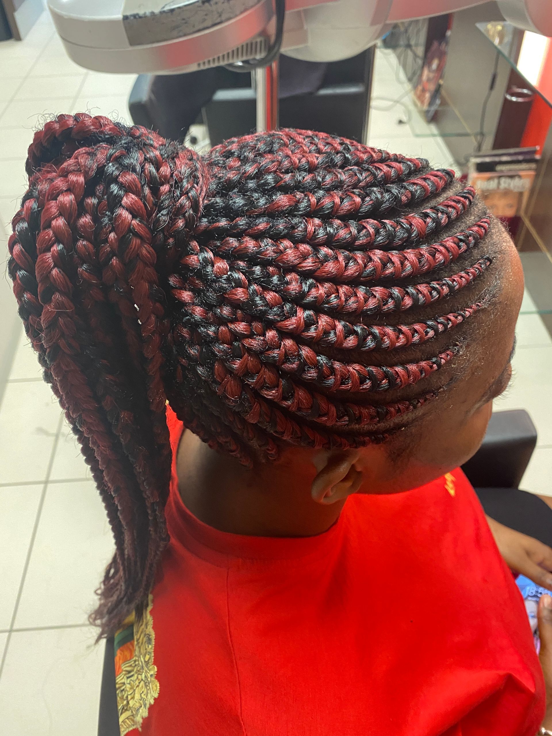 Des tresses collées avec des extensions rouge foncé