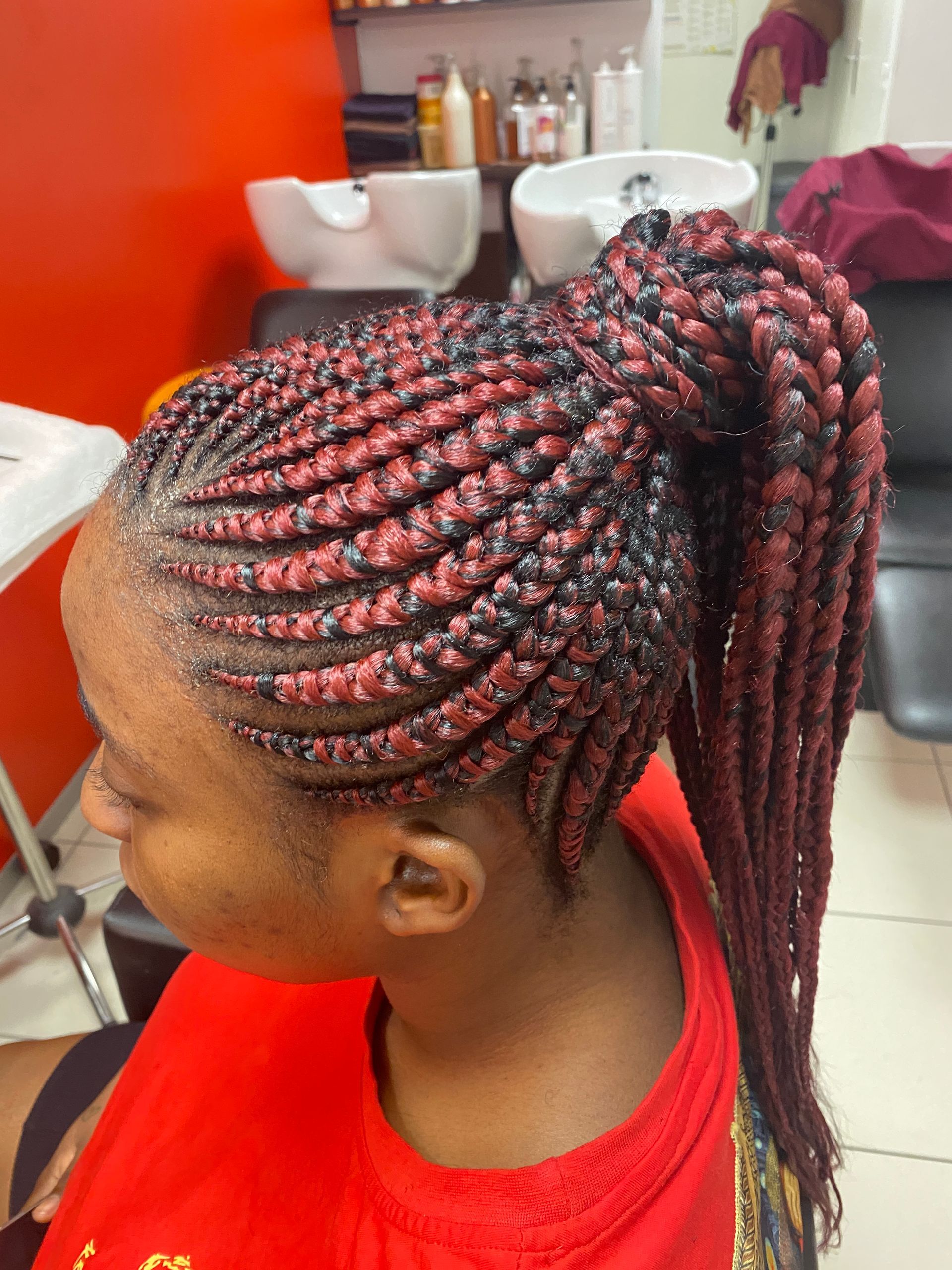 Des tresses collées avec des extensions attachées