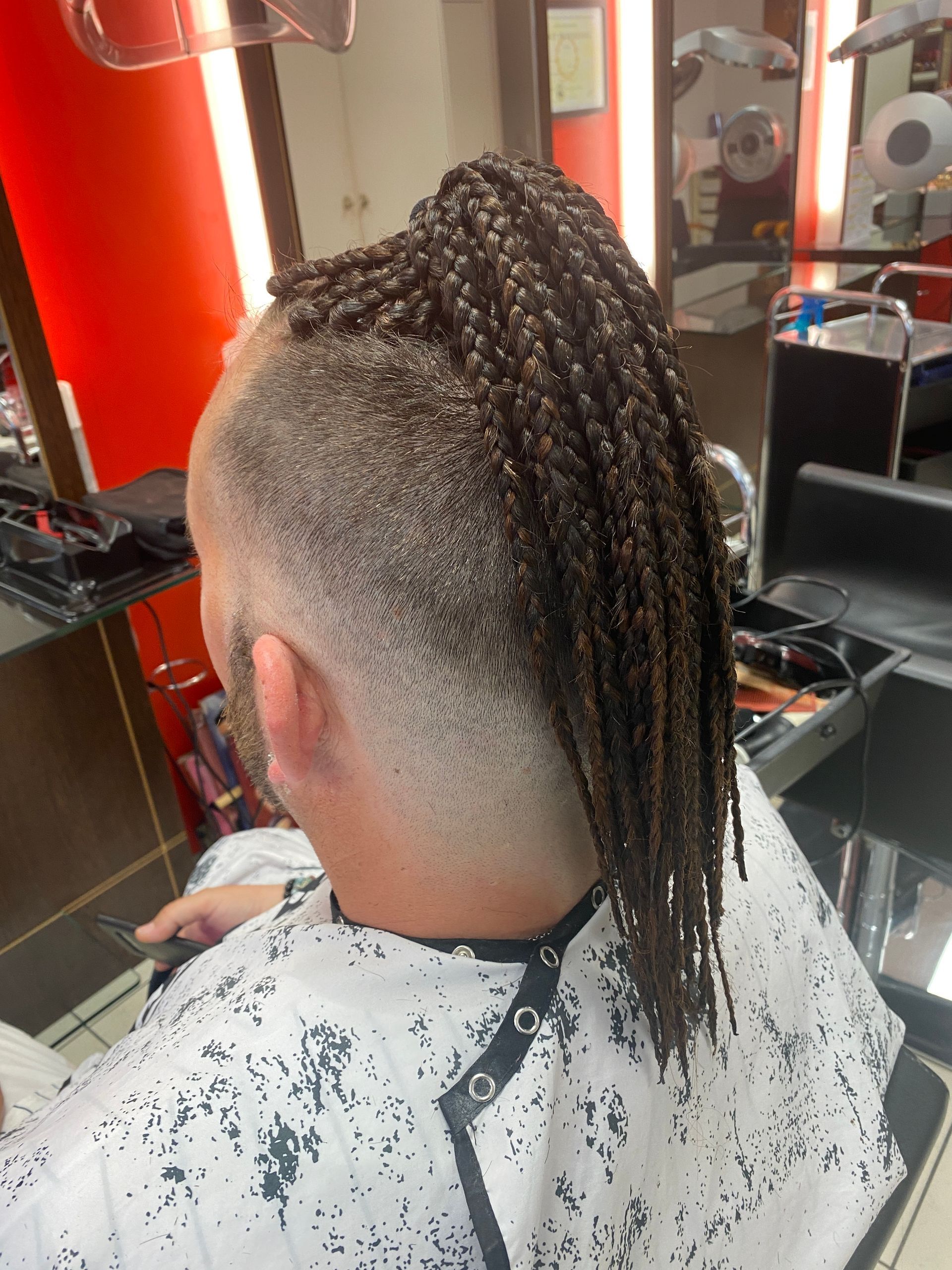 Des tresses avec un crane rasé