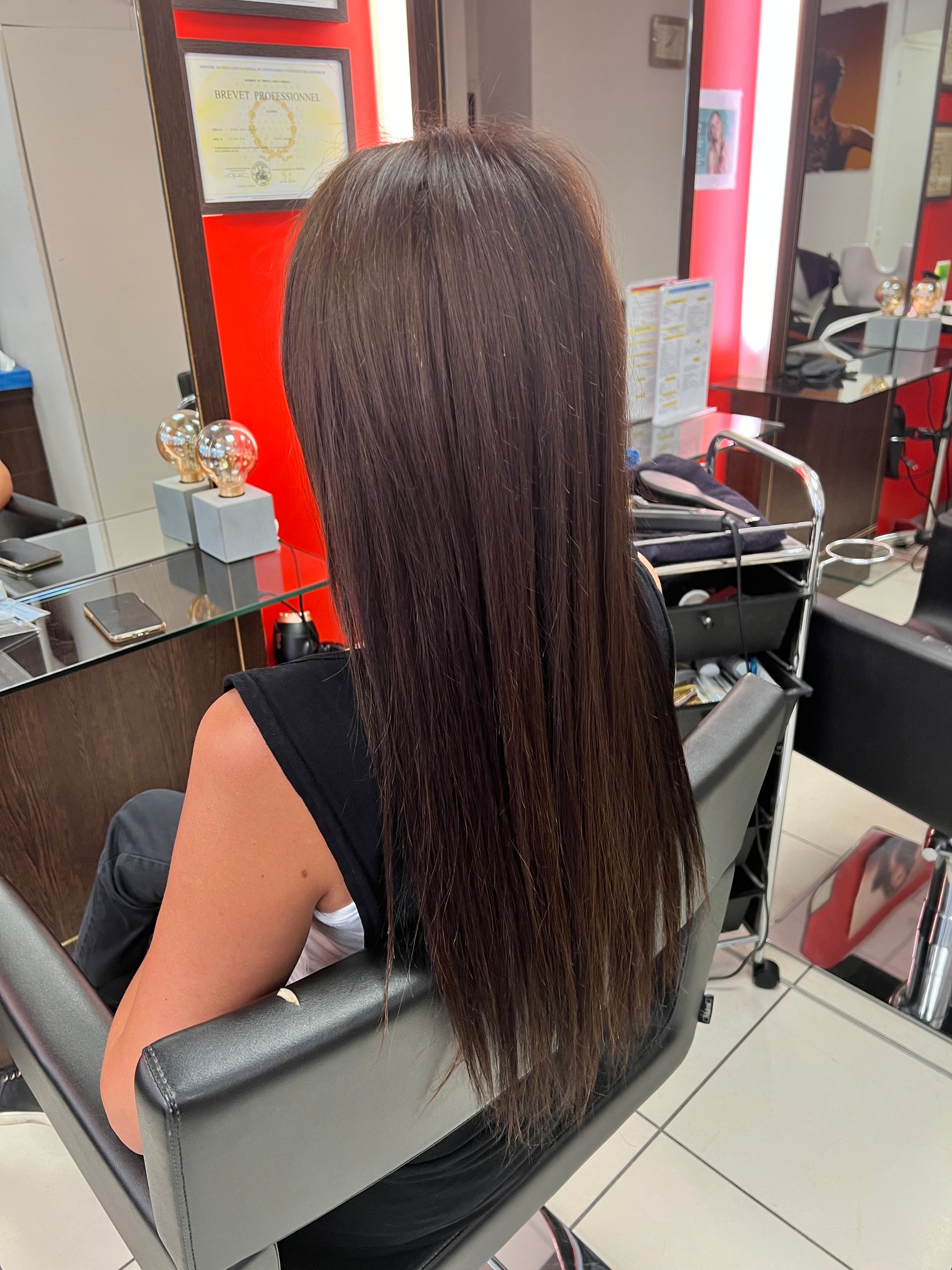 Des cheveux assez longs