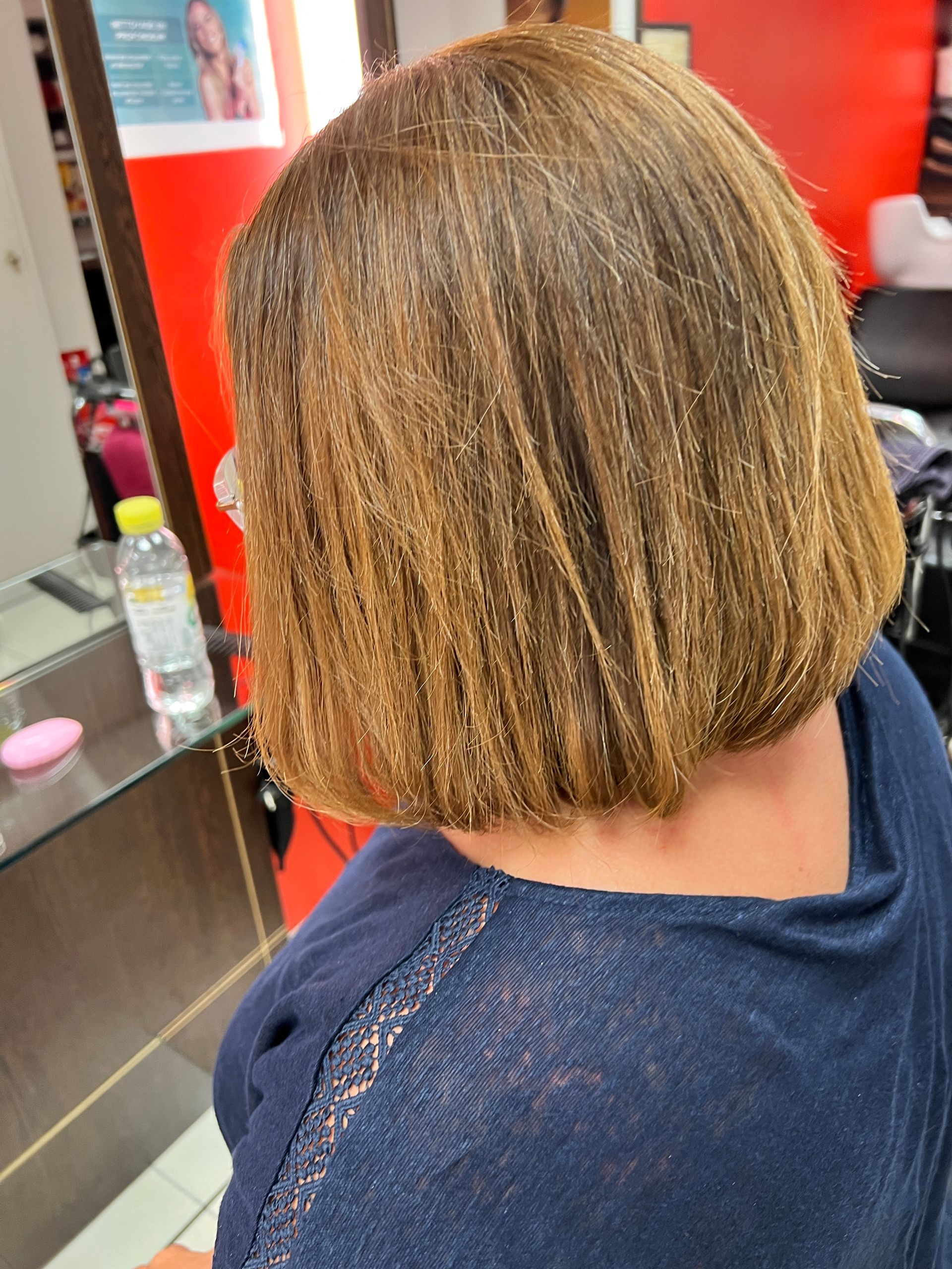 Une coupe de cheveux droite