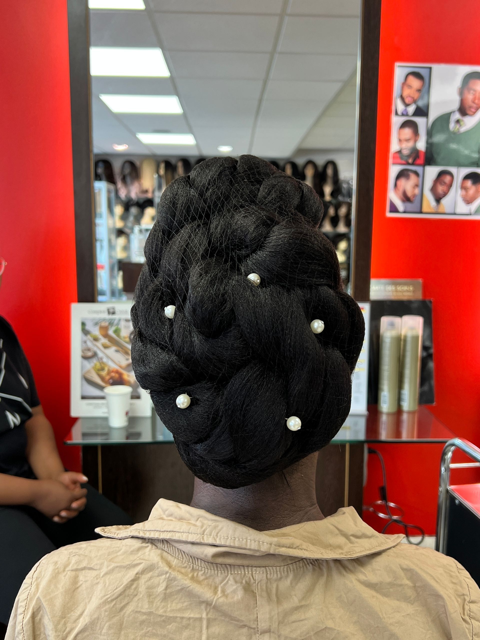 Une coiffure de mariée avec des perles