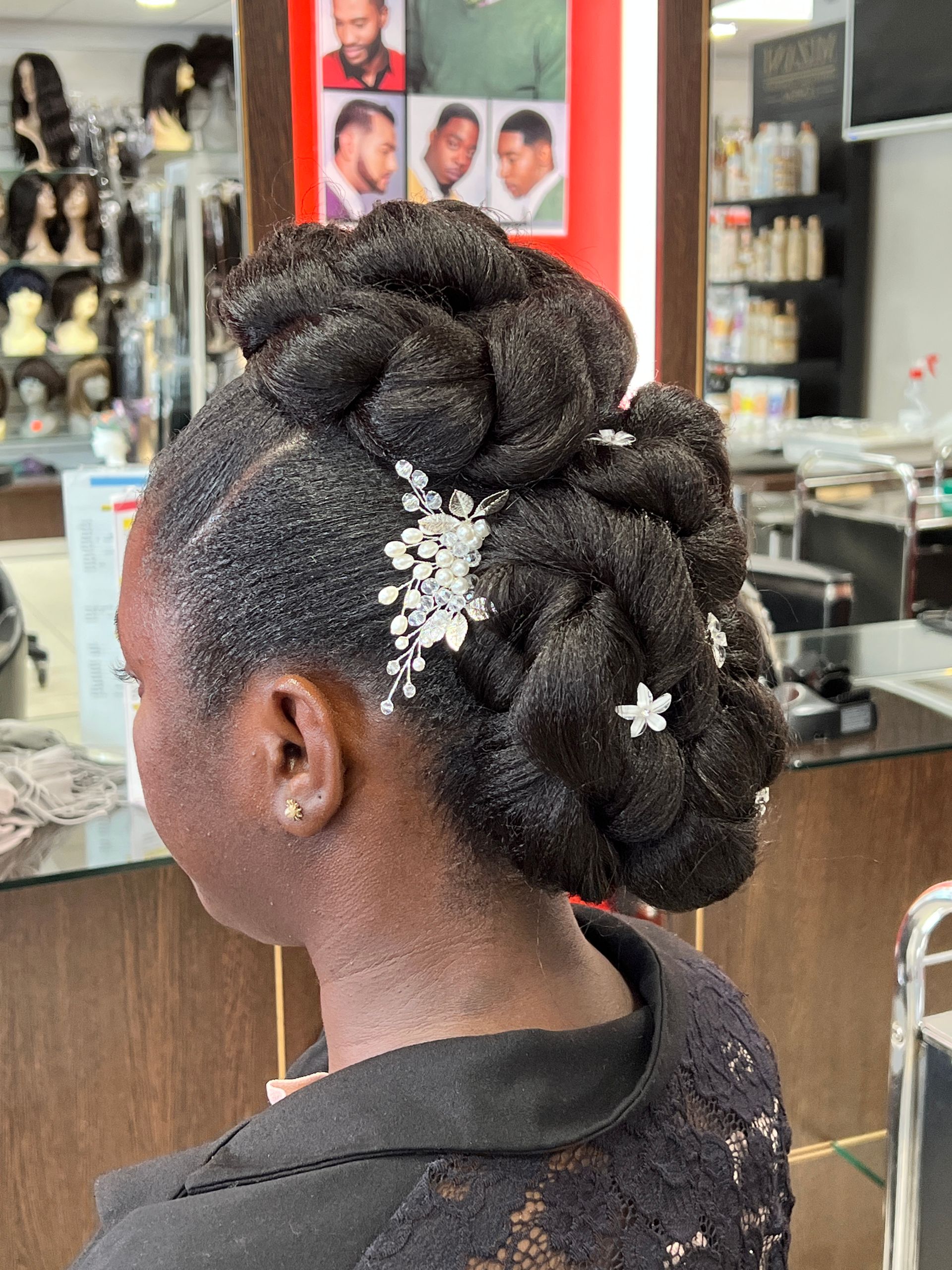 Une coiffure de mariée avec des pinces en forme de fleurs
