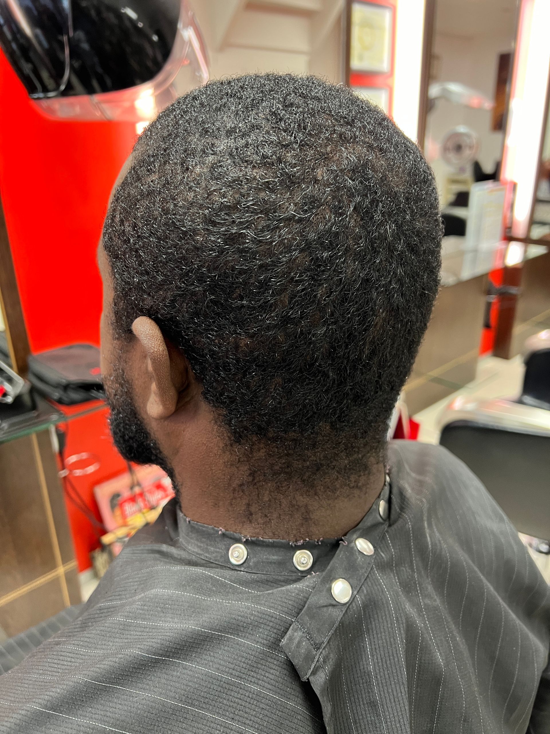 Un homme avec des cheveux bruns courts