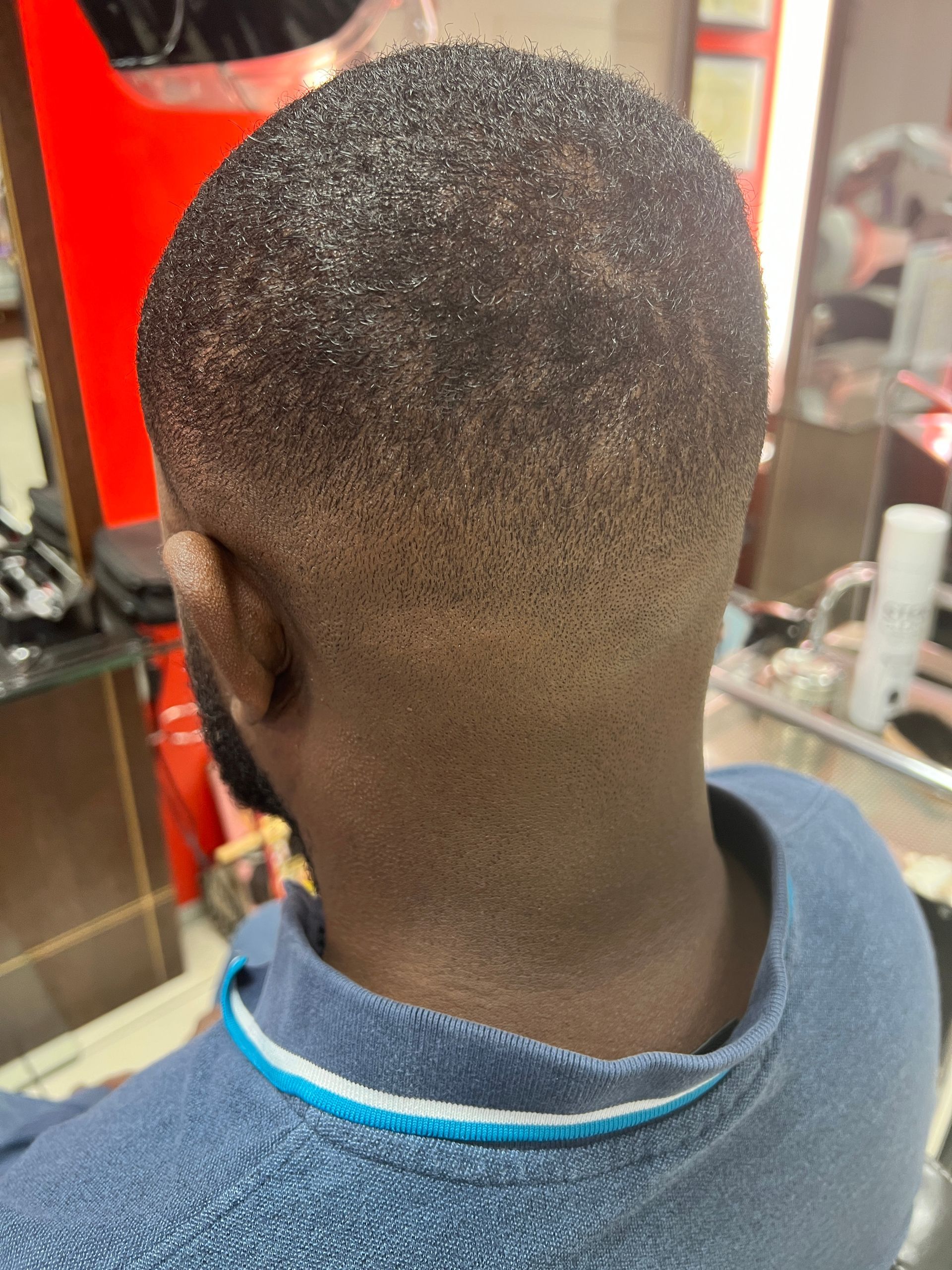 Une coupe de cheveux dégradée réalisée sur un homme