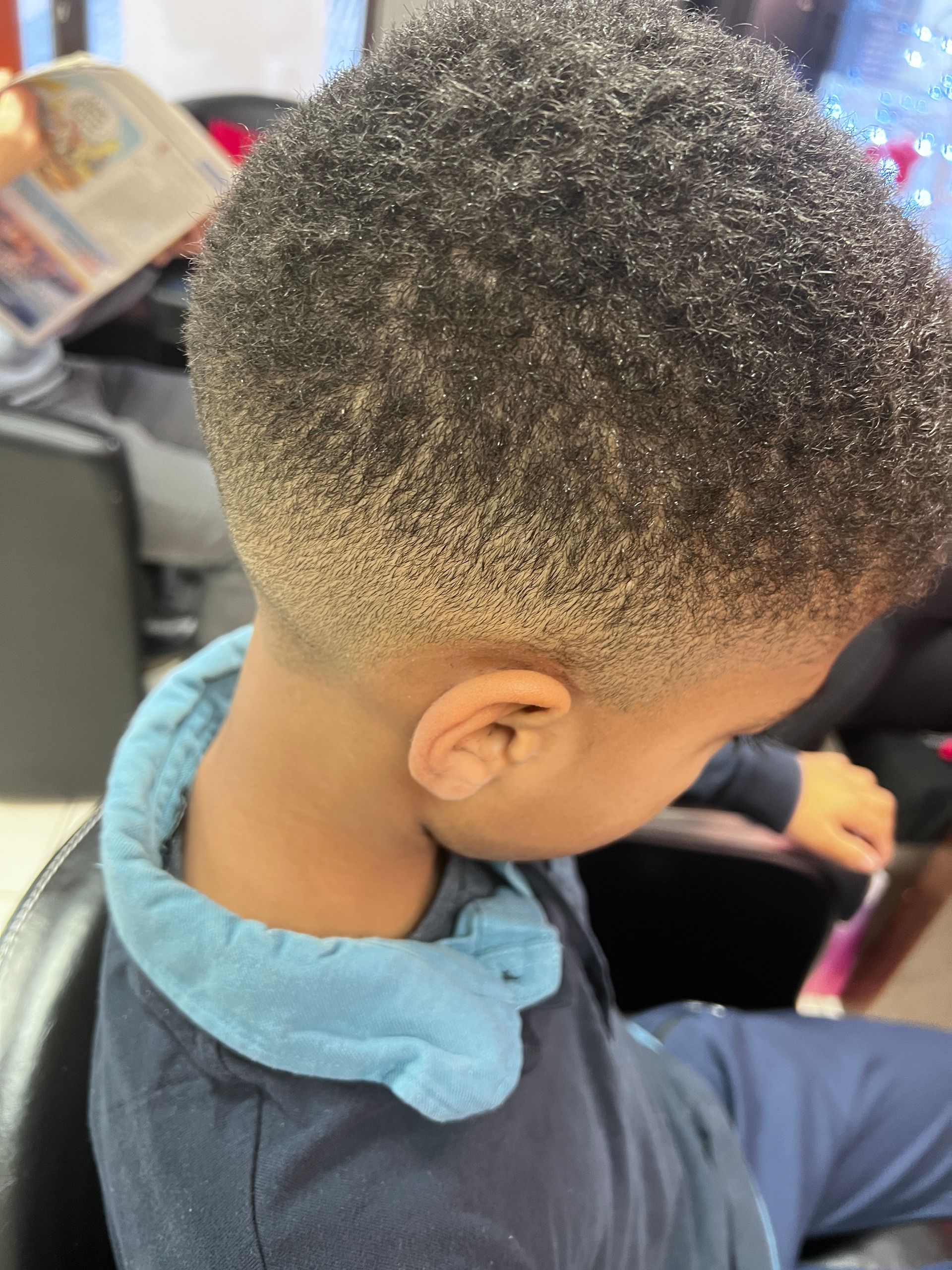 Une coupe enfant sur cheveux courts