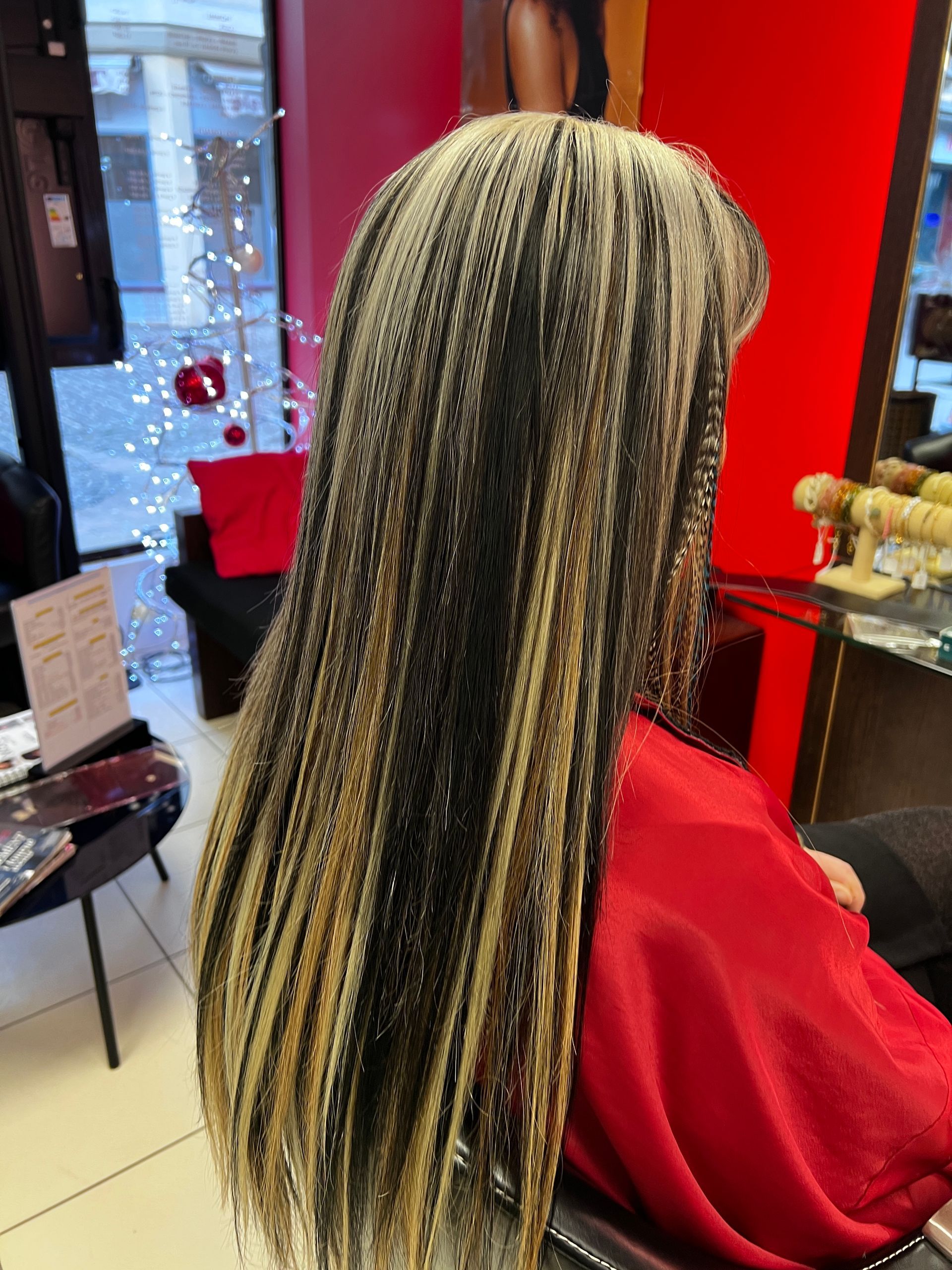 Pose d'extensions sur cheveux bruns avec des mèches blondes