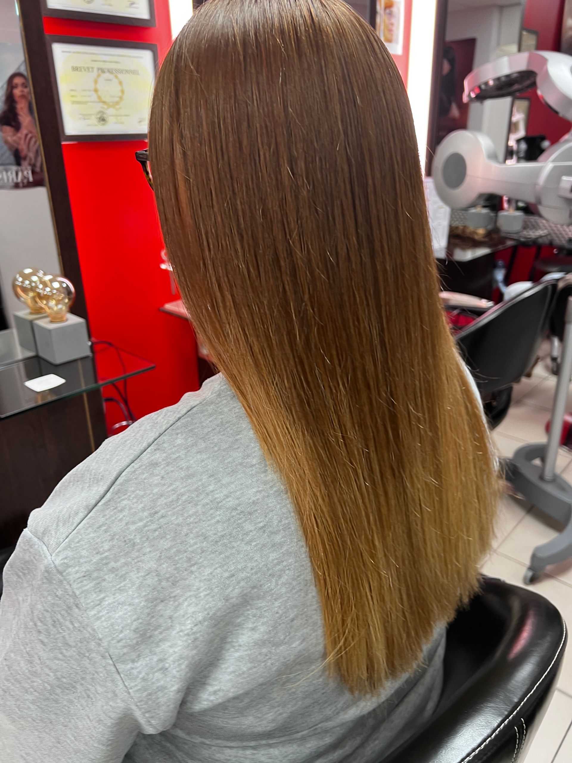 Des cheveux longs acajou